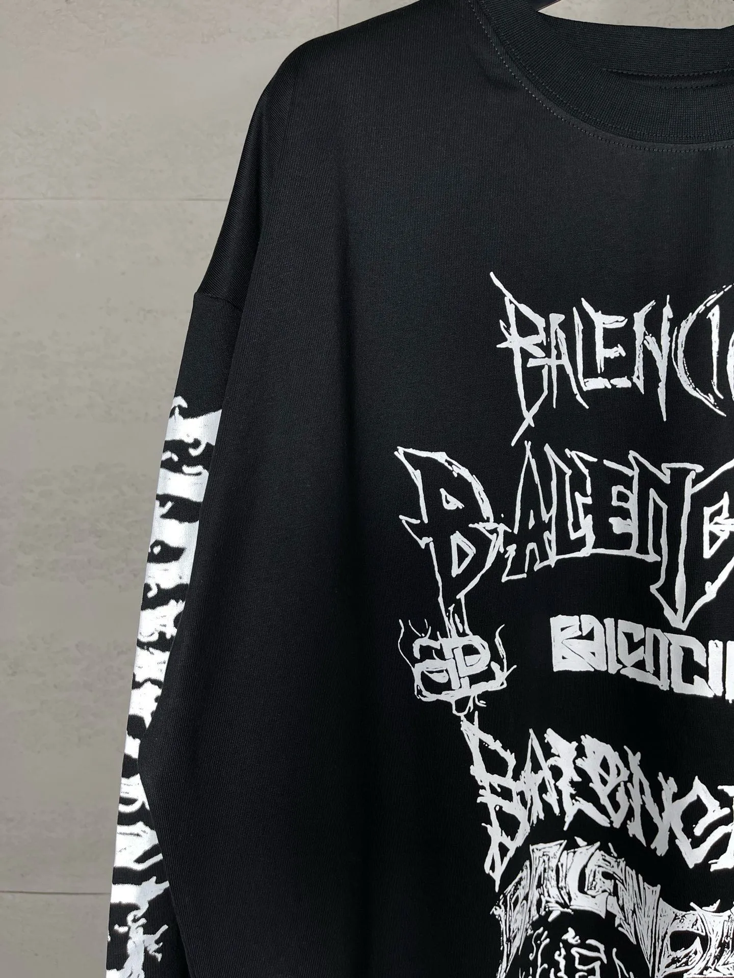 🅿️210 real photos [Top version. Official website quality] BALENCI*GA/Paris. 2024 new style. Year of the Dragon limited print long-sleeved T-shirt, synchronized with brick cabinets. Developed genuine product at the first time, enjoy printing and comparison! The fabric is made of Paris ZP custom-woven and dyed cotton double yarn. Weighing 260 grams, the cloth surface is clean. The cloth pattern is clear, soft and comfortable. The threads are dyed with no color difference. The classic LOGO is made of environmentally friendly imported materials, drawn silk flowers, with clear letters and three-dimensional effect. Restore the brick cabinet. Welcome to compare, the version adopts the OS loose shoulder version. Same style for men and women Coding: BL235035 Color: black, white, pink Size: XS S M L