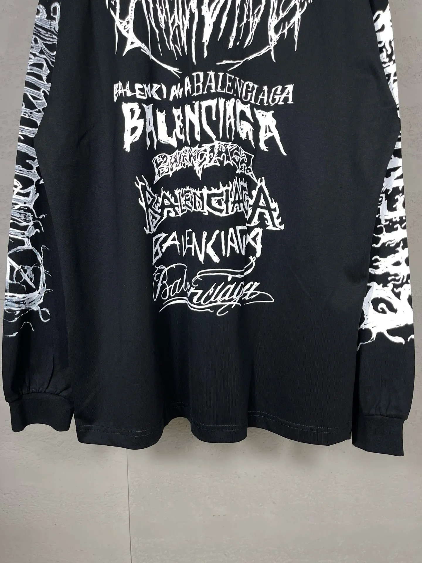 🅿️210 real photos [Top version. Official website quality] BALENCI*GA/Paris. 2024 new style. Year of the Dragon limited print long-sleeved T-shirt, synchronized with brick cabinets. Developed genuine product at the first time, enjoy printing and comparison! The fabric is made of Paris ZP custom-woven and dyed cotton double yarn. Weighing 260 grams, the cloth surface is clean. The cloth pattern is clear, soft and comfortable. The threads are dyed with no color difference. The classic LOGO is made of environmentally friendly imported materials, drawn silk flowers, with clear letters and three-dimensional effect. Restore the brick cabinet. Welcome to compare, the version adopts the OS loose shoulder version. Same style for men and women Coding: BL235035 Color: black, white, pink Size: XS S M L