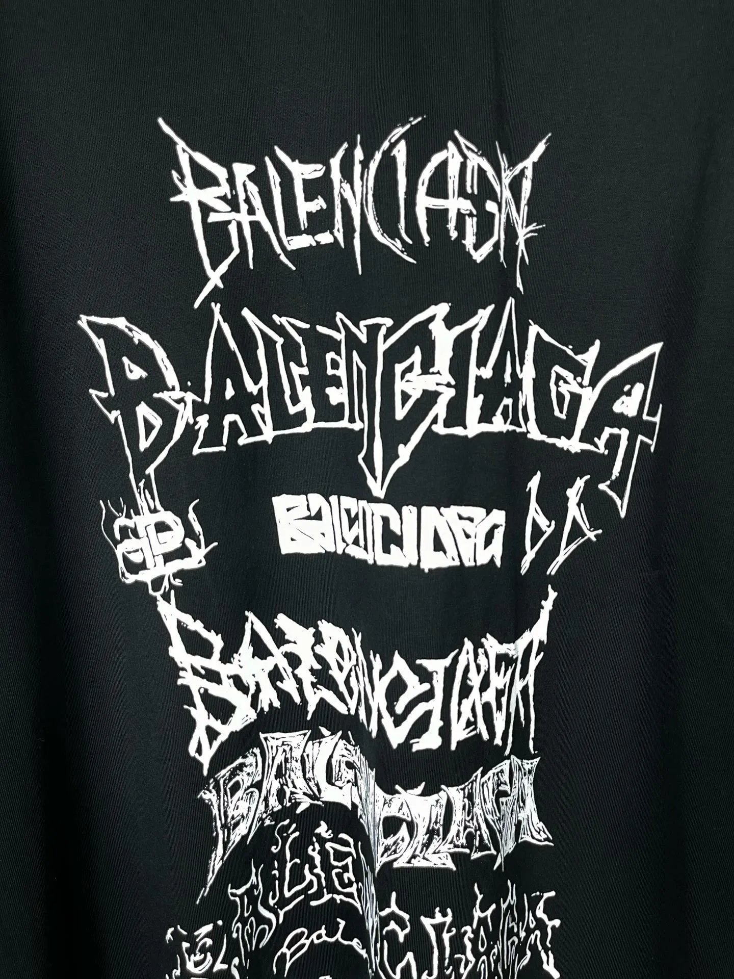 🅿️210 real photos [Top version. Official website quality] BALENCI*GA/Paris. 2024 new style. Year of the Dragon limited print long-sleeved T-shirt, synchronized with brick cabinets. Developed genuine product at the first time, enjoy printing and comparison! The fabric is made of Paris ZP custom-woven and dyed cotton double yarn. Weighing 260 grams, the cloth surface is clean. The cloth pattern is clear, soft and comfortable. The threads are dyed with no color difference. The classic LOGO is made of environmentally friendly imported materials, drawn silk flowers, with clear letters and three-dimensional effect. Restore the brick cabinet. Welcome to compare, the version adopts the OS loose shoulder version. Same style for men and women Coding: BL235035 Color: black, white, pink Size: XS S M L