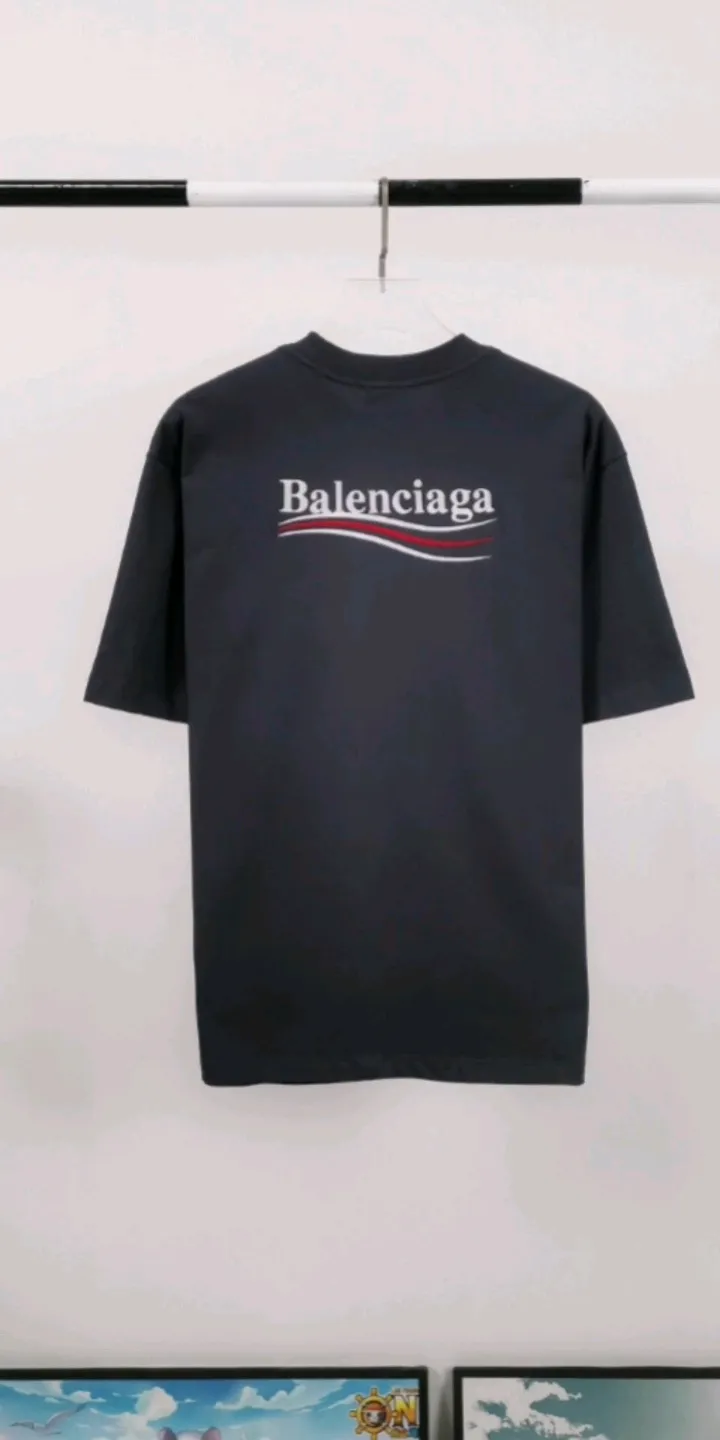 Real shot of the video - the top tested version of Balenciaga BALENCIAGA Cola Mailang embroidered printed short-sleeved T-shirts for male and female couples celebrities. Three colors are available, ensuring the same fabric as the original version, no color difference! Customized dyeing in a package! INS, Xiaohongshu’s popular style, classics that never fade away! The king of orders in Spain, the fried chicken is highly recommended! 32S 280g pure cotton double yarn fabric, comfortable and wide! Full of drape! The printing uses Tajima embroidery machine imported from Japan, which is known as the fighter among embroidery machines. The embroidery is meticulous, with no threads or skipped threads, the printing and embroidery are full and fine, and the letter spacing is consistent with ZP! Wearing it gives you full confidence and peace of mind! The labels and washes are all correct! On behalf of G at the same level! Consistent packaging at the counter!  Size: XS-L Color: Beige, taro purple, active gray, light hemp gray P:260