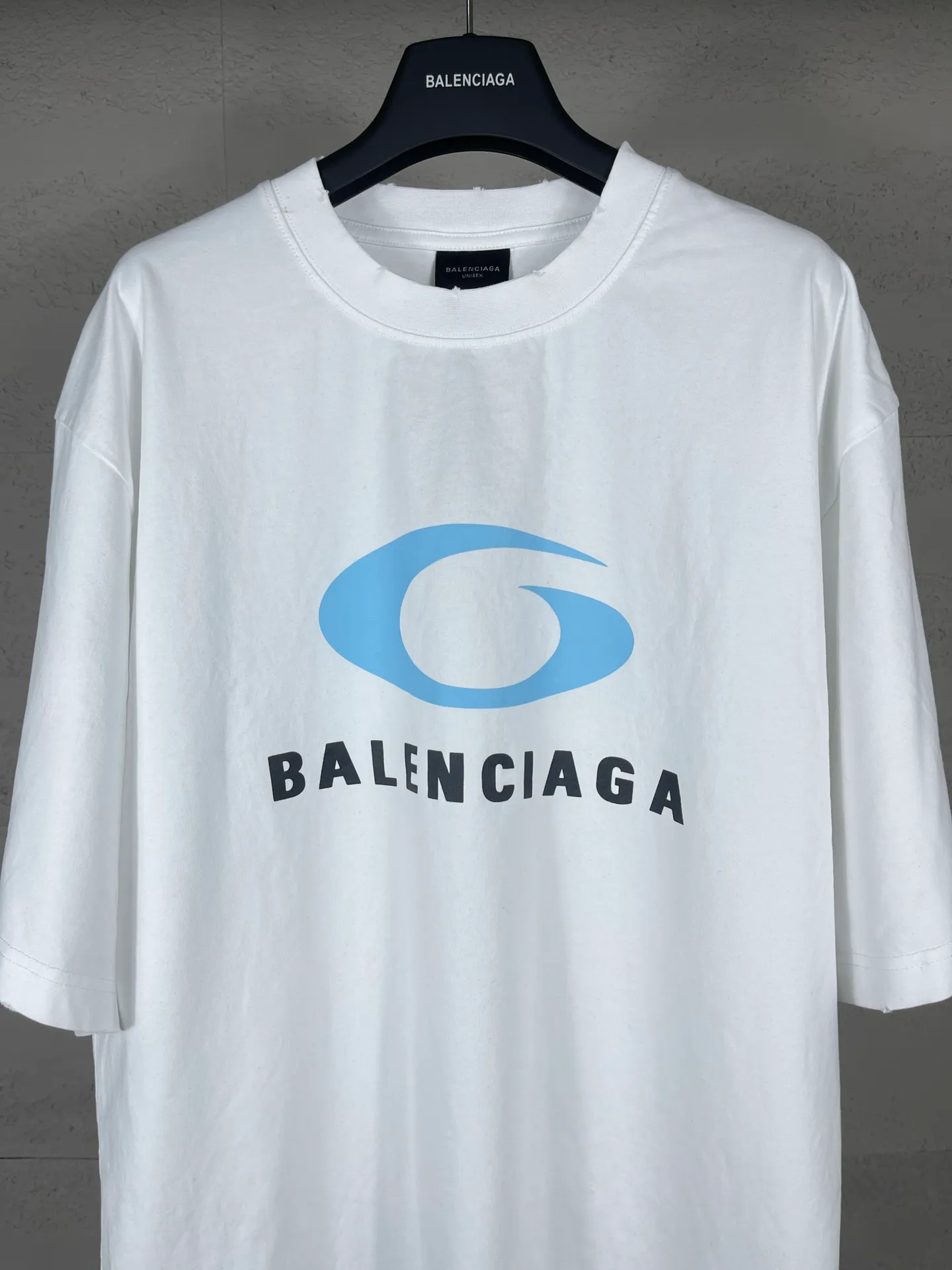 🅿️190 Detailed pictures [Top version. Official website quality] BALENCI*GA/Paris BALENCI*GA#25 Paris new style, classic LOGO print on the front and back, washed and worn, old hem, hand-polished short-sleeved T-shirt. Brick cabinet synchronization. The old and worn ZP is the same, welcome to compare. The fabric is made of Paris ZP custom-woven and dyed 100% cotton double-yarn compact cotton. The weight is 260 grams. The cloth surface is clean. The cloth pattern is clear. Soft and comfortable. Good color fastness. Not easy to change color. The threads are woven and dyed with no color difference. The printing uses imported environmentally friendly glue printing, and the ready-made garments are washed, worn and worn, and the process is extremely heavy. Jubie market makes goods based on pictures. Comparisons welcome. Return brick cabinet. The version adopts OS loose shoulder version. Same style for men and women. Code: BL253652 Color: black, white Size: XS S M L