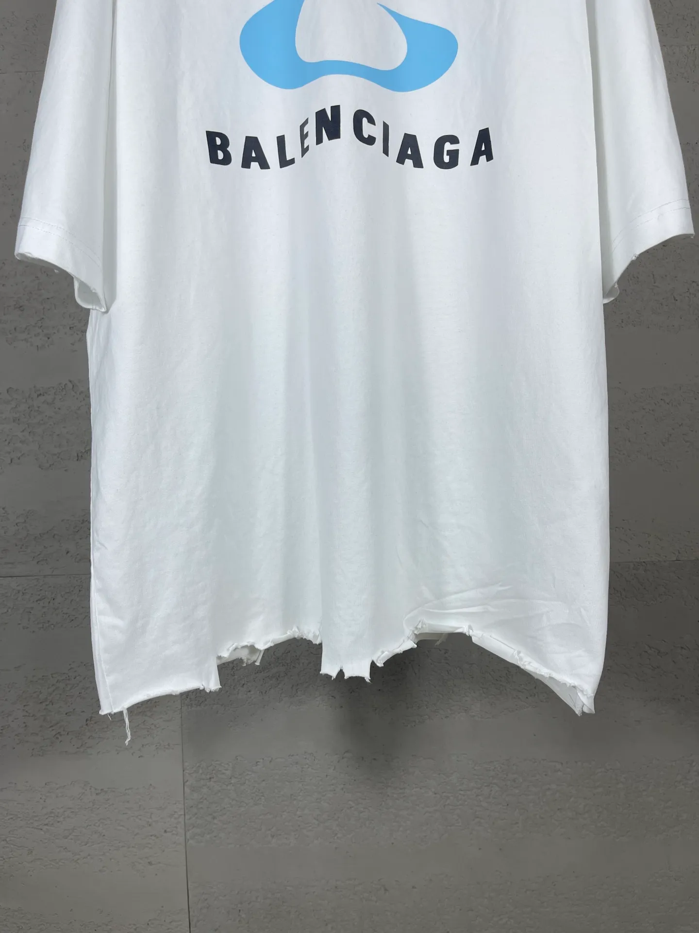 🅿️190 Detailed pictures [Top version. Official website quality] BALENCI*GA/Paris BALENCI*GA#25 Paris new style, classic LOGO print on the front and back, washed and worn, old hem, hand-polished short-sleeved T-shirt. Brick cabinet synchronization. The old and worn ZP is the same, welcome to compare. The fabric is made of Paris ZP custom-woven and dyed 100% cotton double-yarn compact cotton. The weight is 260 grams. The cloth surface is clean. The cloth pattern is clear. Soft and comfortable. Good color fastness. Not easy to change color. The threads are woven and dyed with no color difference. The printing uses imported environmentally friendly glue printing, and the ready-made garments are washed, worn and worn, and the process is extremely heavy. Jubie market makes goods based on pictures. Comparisons welcome. Return brick cabinet. The version adopts OS loose shoulder version. Same style for men and women. Code: BL253652 Color: black, white Size: XS S M L