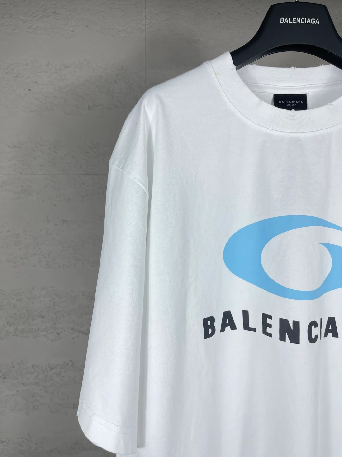 🅿️190 Detailed pictures [Top version. Official website quality] BALENCI*GA/Paris BALENCI*GA#25 Paris new style, classic LOGO print on the front and back, washed and worn, old hem, hand-polished short-sleeved T-shirt. Brick cabinet synchronization. The old and worn ZP is the same, welcome to compare. The fabric is made of Paris ZP custom-woven and dyed 100% cotton double-yarn compact cotton. The weight is 260 grams. The cloth surface is clean. The cloth pattern is clear. Soft and comfortable. Good color fastness. Not easy to change color. The threads are woven and dyed with no color difference. The printing uses imported environmentally friendly glue printing, and the ready-made garments are washed, worn and worn, and the process is extremely heavy. Jubie market makes goods based on pictures. Comparisons welcome. Return brick cabinet. The version adopts OS loose shoulder version. Same style for men and women. Code: BL253652 Color: black, white Size: XS S M L