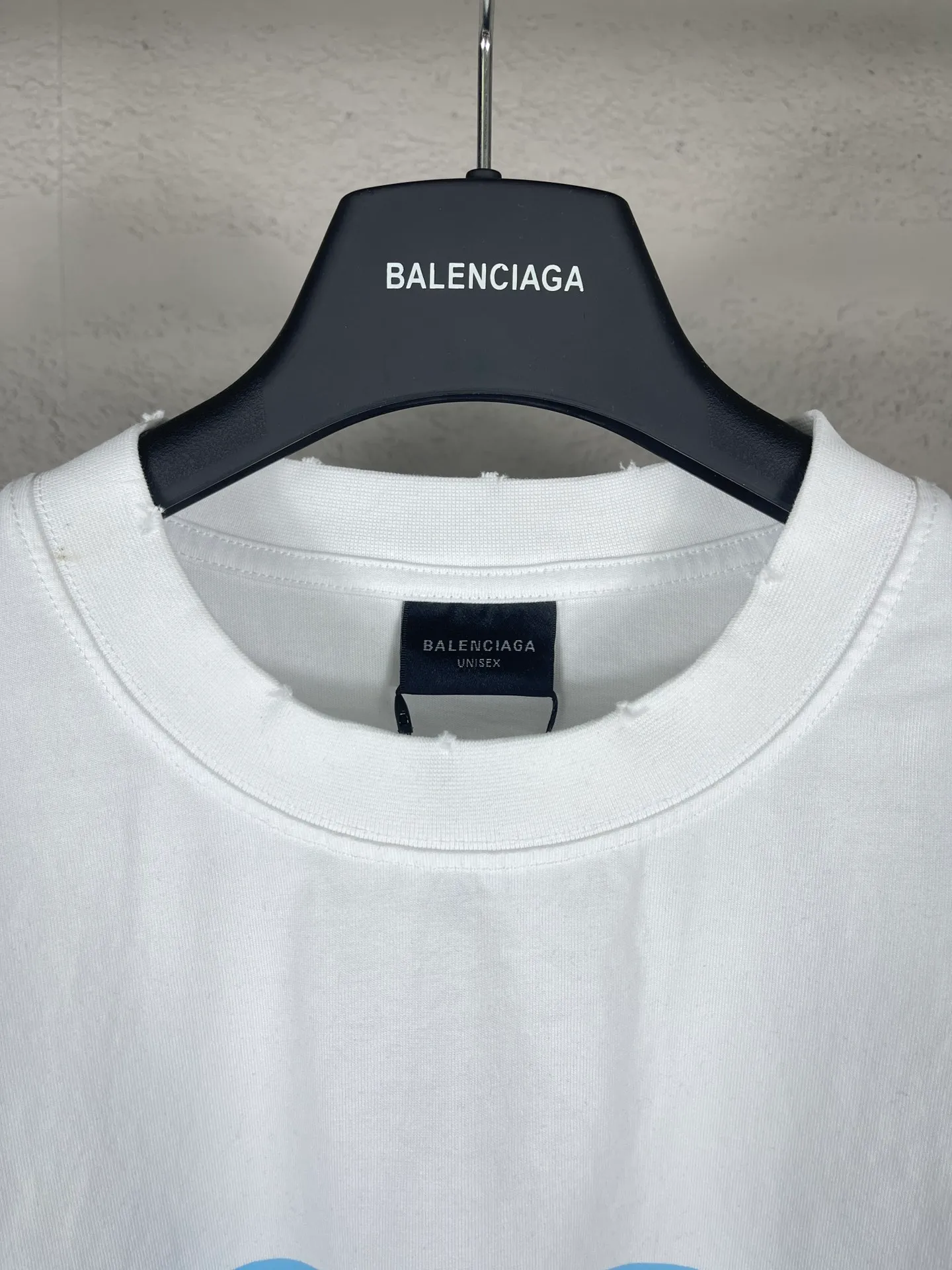 🅿️190 Detailed pictures [Top version. Official website quality] BALENCI*GA/Paris BALENCI*GA#25 Paris new style, classic LOGO print on the front and back, washed and worn, old hem, hand-polished short-sleeved T-shirt. Brick cabinet synchronization. The old and worn ZP is the same, welcome to compare. The fabric is made of Paris ZP custom-woven and dyed 100% cotton double-yarn compact cotton. The weight is 260 grams. The cloth surface is clean. The cloth pattern is clear. Soft and comfortable. Good color fastness. Not easy to change color. The threads are woven and dyed with no color difference. The printing uses imported environmentally friendly glue printing, and the ready-made garments are washed, worn and worn, and the process is extremely heavy. Jubie market makes goods based on pictures. Comparisons welcome. Return brick cabinet. The version adopts OS loose shoulder version. Same style for men and women. Code: BL253652 Color: black, white Size: XS S M L