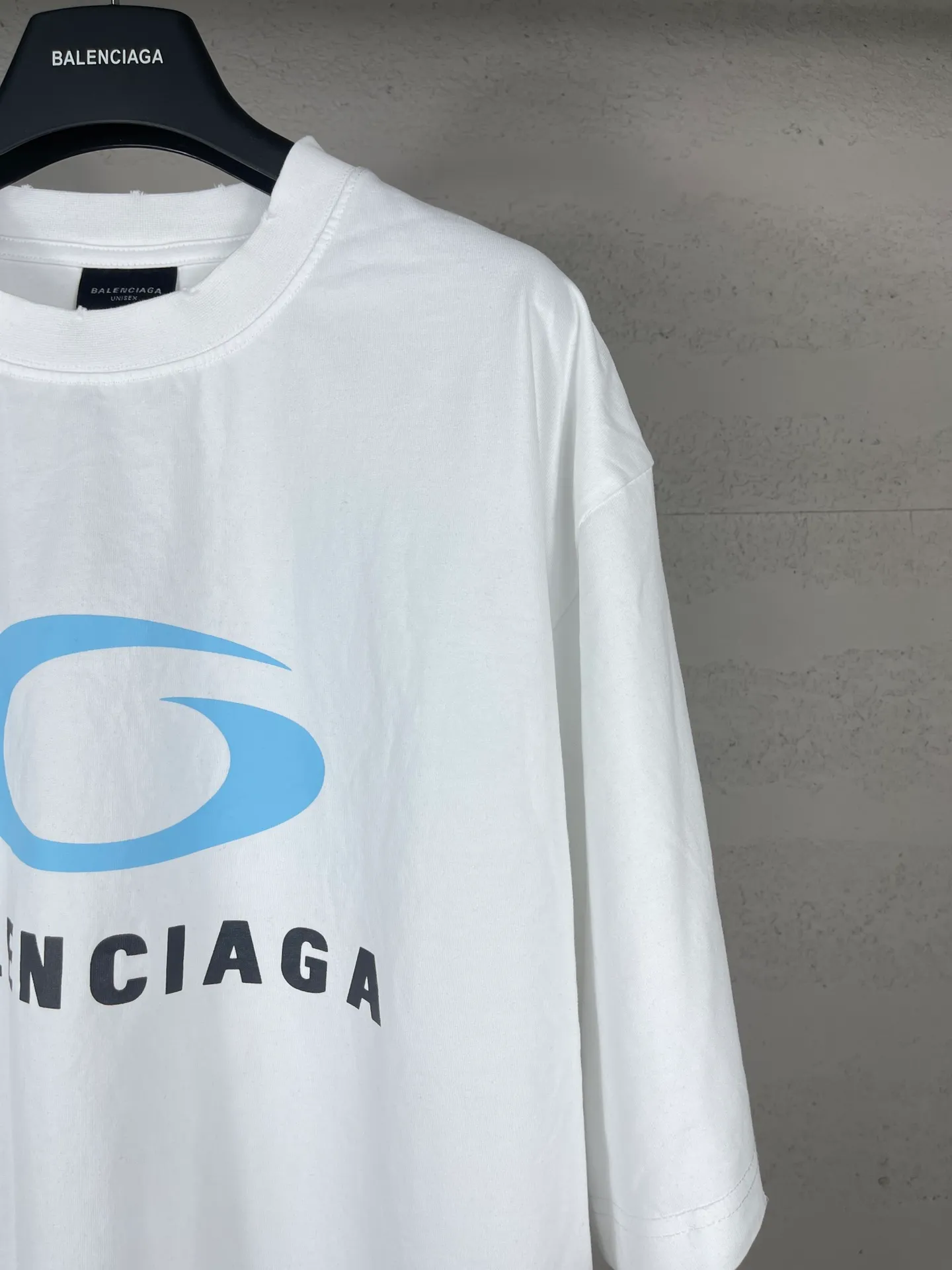 🅿️190 Detailed pictures [Top version. Official website quality] BALENCI*GA/Paris BALENCI*GA#25 Paris new style, classic LOGO print on the front and back, washed and worn, old hem, hand-polished short-sleeved T-shirt. Brick cabinet synchronization. The old and worn ZP is the same, welcome to compare. The fabric is made of Paris ZP custom-woven and dyed 100% cotton double-yarn compact cotton. The weight is 260 grams. The cloth surface is clean. The cloth pattern is clear. Soft and comfortable. Good color fastness. Not easy to change color. The threads are woven and dyed with no color difference. The printing uses imported environmentally friendly glue printing, and the ready-made garments are washed, worn and worn, and the process is extremely heavy. Jubie market makes goods based on pictures. Comparisons welcome. Return brick cabinet. The version adopts OS loose shoulder version. Same style for men and women. Code: BL253652 Color: black, white Size: XS S M L