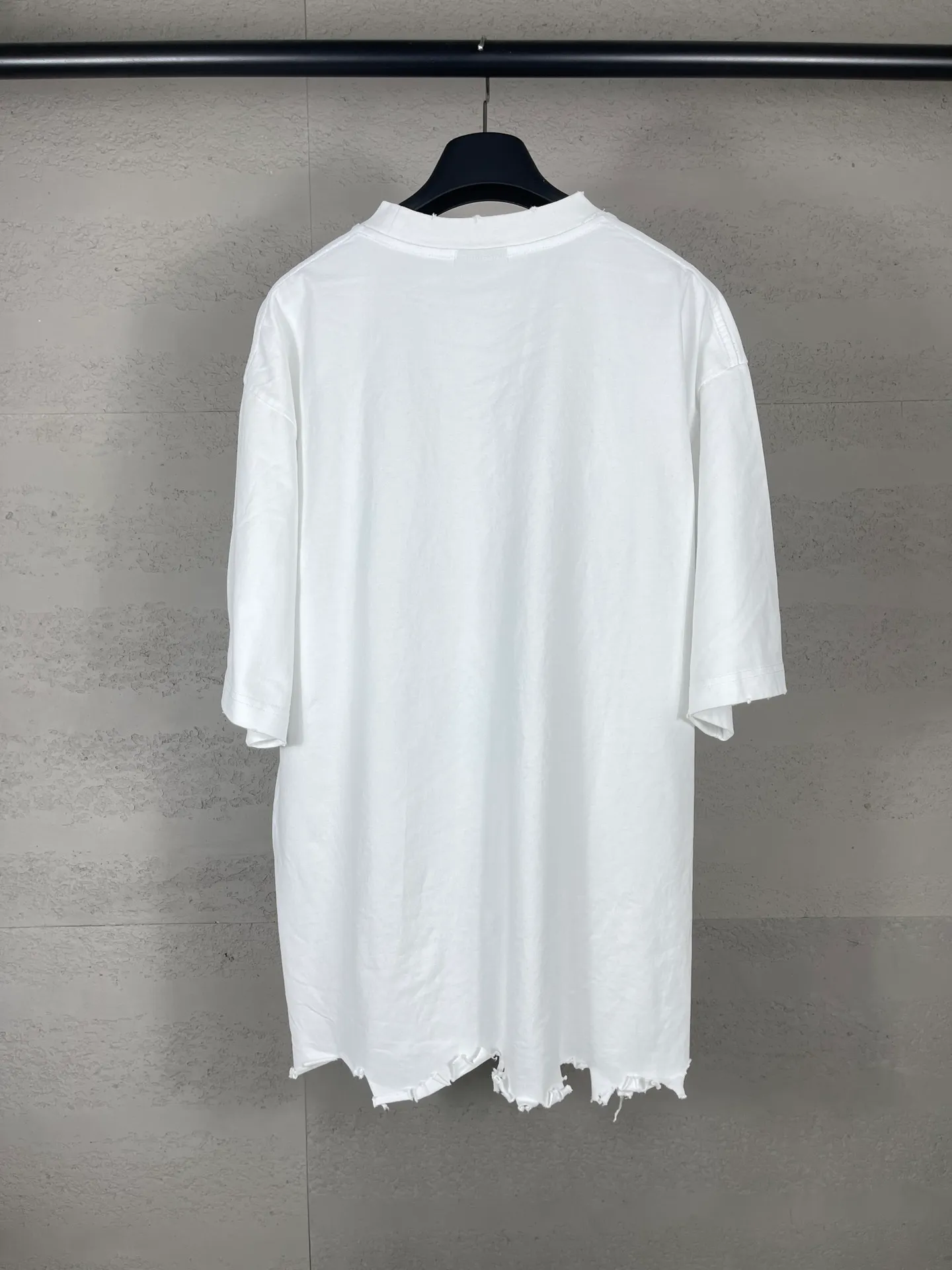 🅿️190 Detailed pictures [Top version. Official website quality] BALENCI*GA/Paris BALENCI*GA#25 Paris new style, classic LOGO print on the front and back, washed and worn, old hem, hand-polished short-sleeved T-shirt. Brick cabinet synchronization. The old and worn ZP is the same, welcome to compare. The fabric is made of Paris ZP custom-woven and dyed 100% cotton double-yarn compact cotton. The weight is 260 grams. The cloth surface is clean. The cloth pattern is clear. Soft and comfortable. Good color fastness. Not easy to change color. The threads are woven and dyed with no color difference. The printing uses imported environmentally friendly glue printing, and the ready-made garments are washed, worn and worn, and the process is extremely heavy. Jubie market makes goods based on pictures. Comparisons welcome. Return brick cabinet. The version adopts OS loose shoulder version. Same style for men and women. Code: BL253652 Color: black, white Size: XS S M L