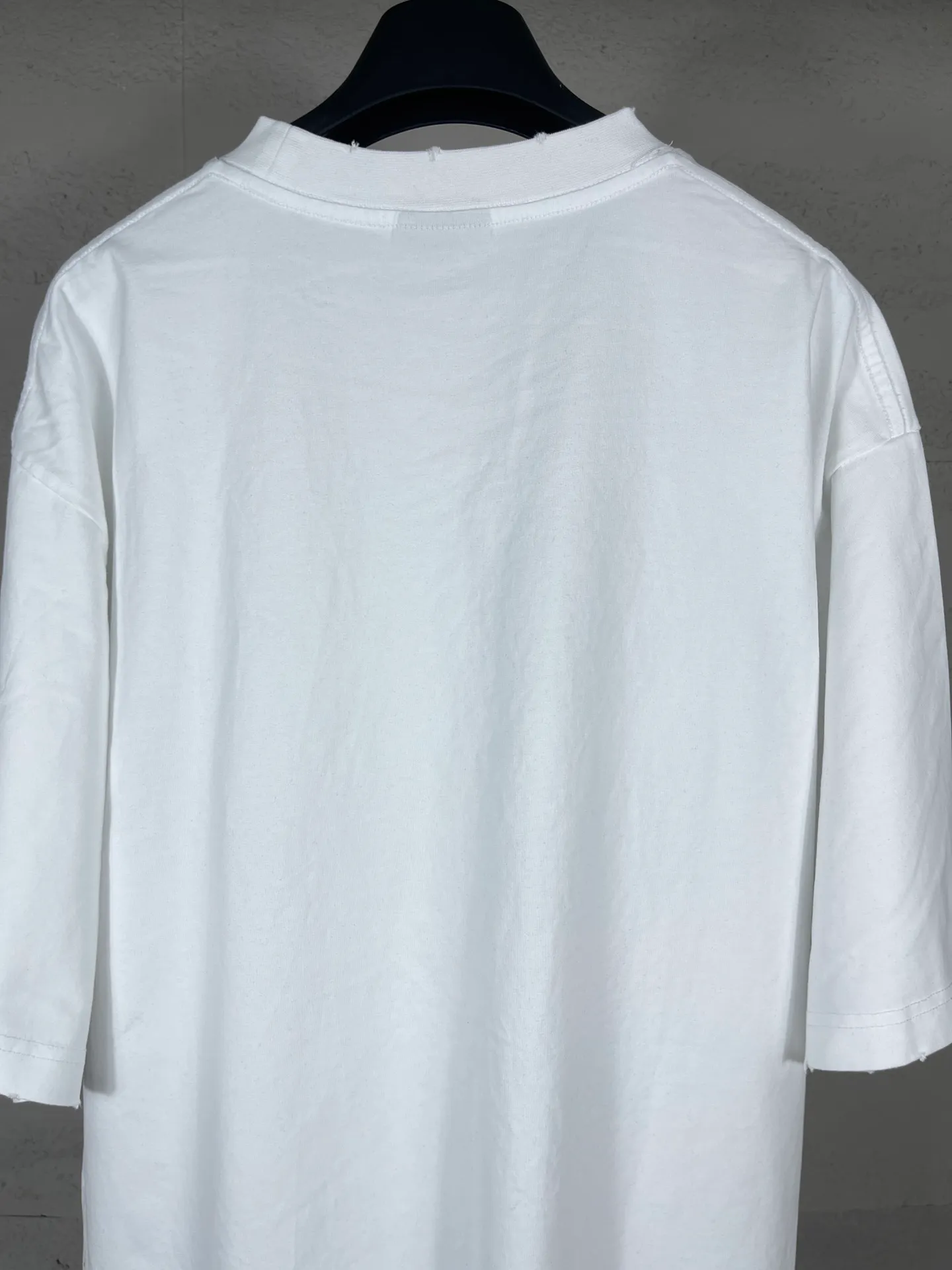 🅿️190 Detailed pictures [Top version. Official website quality] BALENCI*GA/Paris BALENCI*GA#25 Paris new style, classic LOGO print on the front and back, washed and worn, old hem, hand-polished short-sleeved T-shirt. Brick cabinet synchronization. The old and worn ZP is the same, welcome to compare. The fabric is made of Paris ZP custom-woven and dyed 100% cotton double-yarn compact cotton. The weight is 260 grams. The cloth surface is clean. The cloth pattern is clear. Soft and comfortable. Good color fastness. Not easy to change color. The threads are woven and dyed with no color difference. The printing uses imported environmentally friendly glue printing, and the ready-made garments are washed, worn and worn, and the process is extremely heavy. Jubie market makes goods based on pictures. Comparisons welcome. Return brick cabinet. The version adopts OS loose shoulder version. Same style for men and women. Code: BL253652 Color: black, white Size: XS S M L