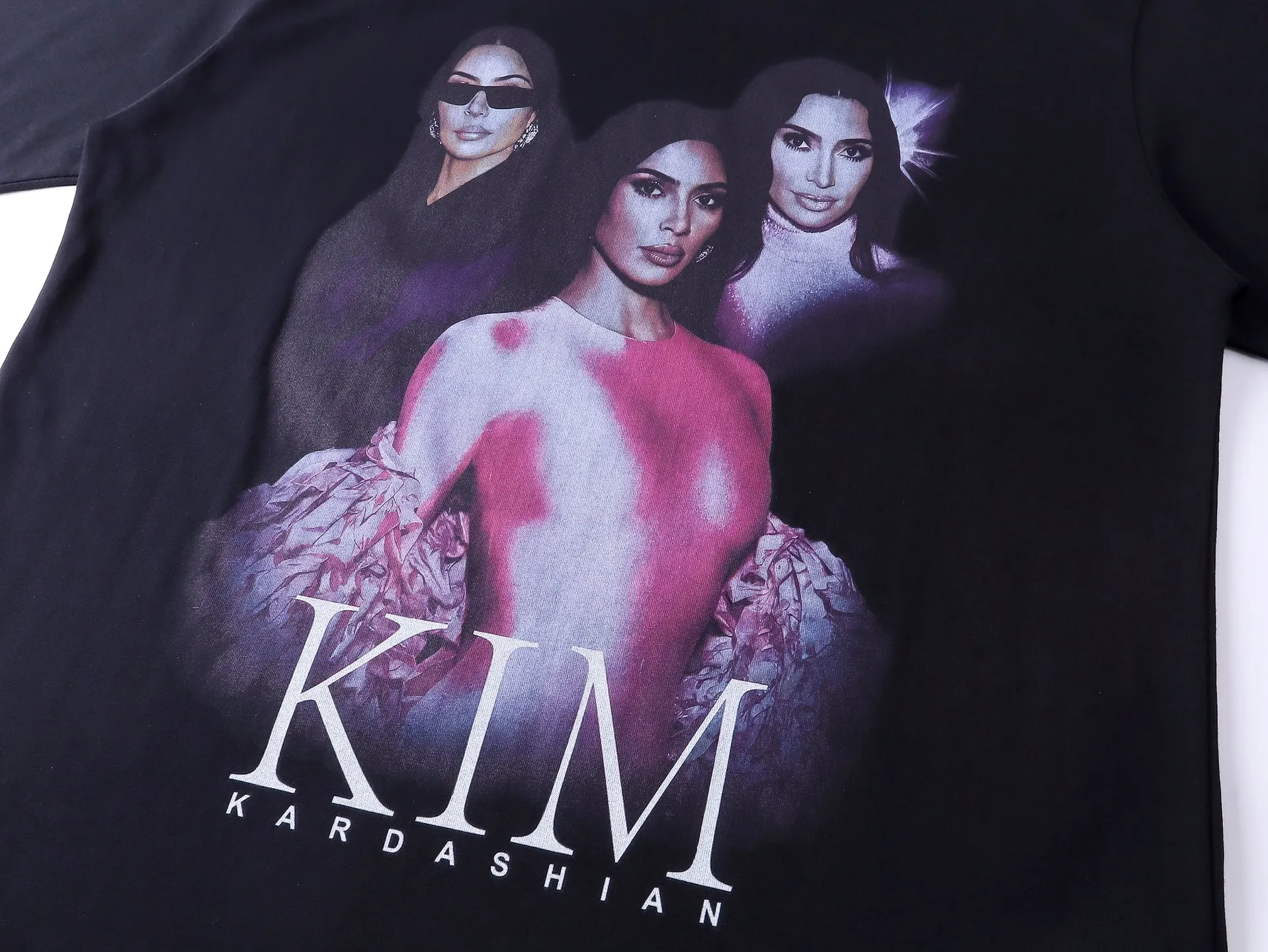 🅿️194 real photos [top version. official website quality] BALENCI*GA/25 new model. The front is directly printed with Kimk's art work, and the back is printed with artistic signature. The right sleeve is embroidered with English frayed distressed short-sleeved T-shirt # SS25 latest style. Research and development at the first time, different market currencies. Comparisons welcome. The fabric is made of Paris ZP custom-woven and dyed cotton double yarn. Weighing 260 grams, the cloth surface is clean. The cloth pattern is clear, soft and comfortable. The threads are dyed with no color difference. Printing adopts computer direct printing. The garments are washed and worn to make them look old. Jubie market currency. Welcome to compare. The version adopts OS loose shoulder design. Same style for men and women. Code: BL253668 Color: Black Size: XS S M L