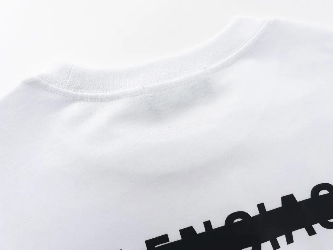 🅿️166 Detailed picture [Top version. Official website quality] BALENCI*GA/Paris. Seal letter LOGO printed short-sleeved T-shirt. Brick cabinet synchronization. The fabric is made of Paris ZP custom-woven and dyed 100% cotton double yarn compact cotton. The weight is 260 grams, the cloth surface is clean. The cloth pattern is clear, soft and comfortable. The threads are dyed with no color difference. The classic pattern is printed with environmentally friendly imported materials and precision printing screens, with clear letters and three-dimensional effect. Different market currency, welcome to compare, the version adopts OS loose shoulder version. Same style for men and women Code: BL223032 Color: black, white, floral gray, khaki, blue Size: XS to L