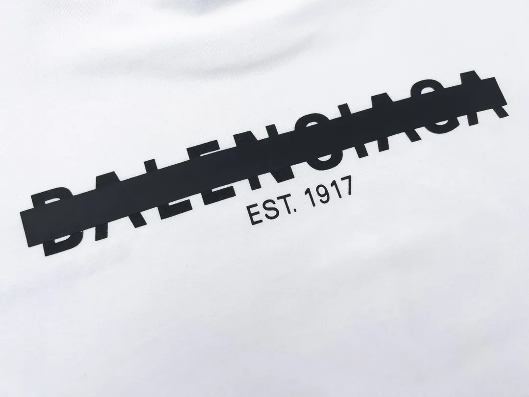 🅿️166 Detailed picture [Top version. Official website quality] BALENCI*GA/Paris. Seal letter LOGO printed short-sleeved T-shirt. Brick cabinet synchronization. The fabric is made of Paris ZP custom-woven and dyed 100% cotton double yarn compact cotton. The weight is 260 grams, the cloth surface is clean. The cloth pattern is clear, soft and comfortable. The threads are dyed with no color difference. The classic pattern is printed with environmentally friendly imported materials and precision printing screens, with clear letters and three-dimensional effect. Different market currency, welcome to compare, the version adopts OS loose shoulder version. Same style for men and women Code: BL223032 Color: black, white, floral gray, khaki, blue Size: XS to L
