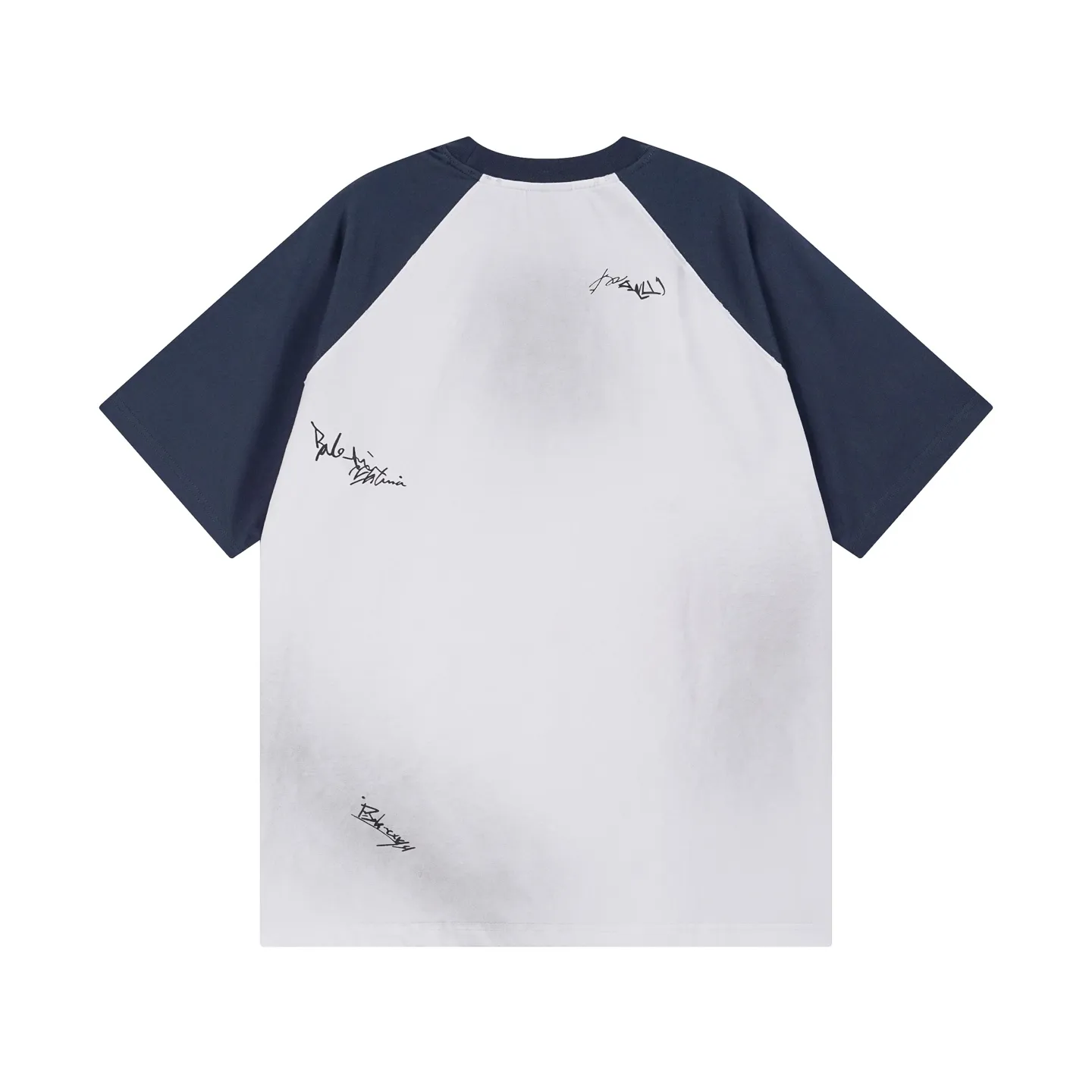 🅿️230 real photos [Top version. Official website quality] BALENCI*GA/Paris #2025 new style raglan sleeves, color matching, signature printing, embroidery LOGO, washed, distressed, hand-painted graffiti, new short-sleeved T-shirt. #2025 Brick Cabinet Synchronization Extra heavy craftsmanship. Welcome to compare. The fabric is made of Paris ZP custom-woven and dyed cotton double yarn, with a weight of 260 grams. The cloth surface is clean. The cloth pattern is clear, soft and comfortable. The threads are dyed with no color difference. The signature is printed with environmentally friendly glue, and the classic letter LOGO is embroidered with an imported Tajima embroidery machine. The letters are clear and the effect is three-dimensional. Restore the brick cabinet, adopt OS loose shoulder style. Same style for men and women. Coding: BL253728 Color: black, white Size: XS S M L