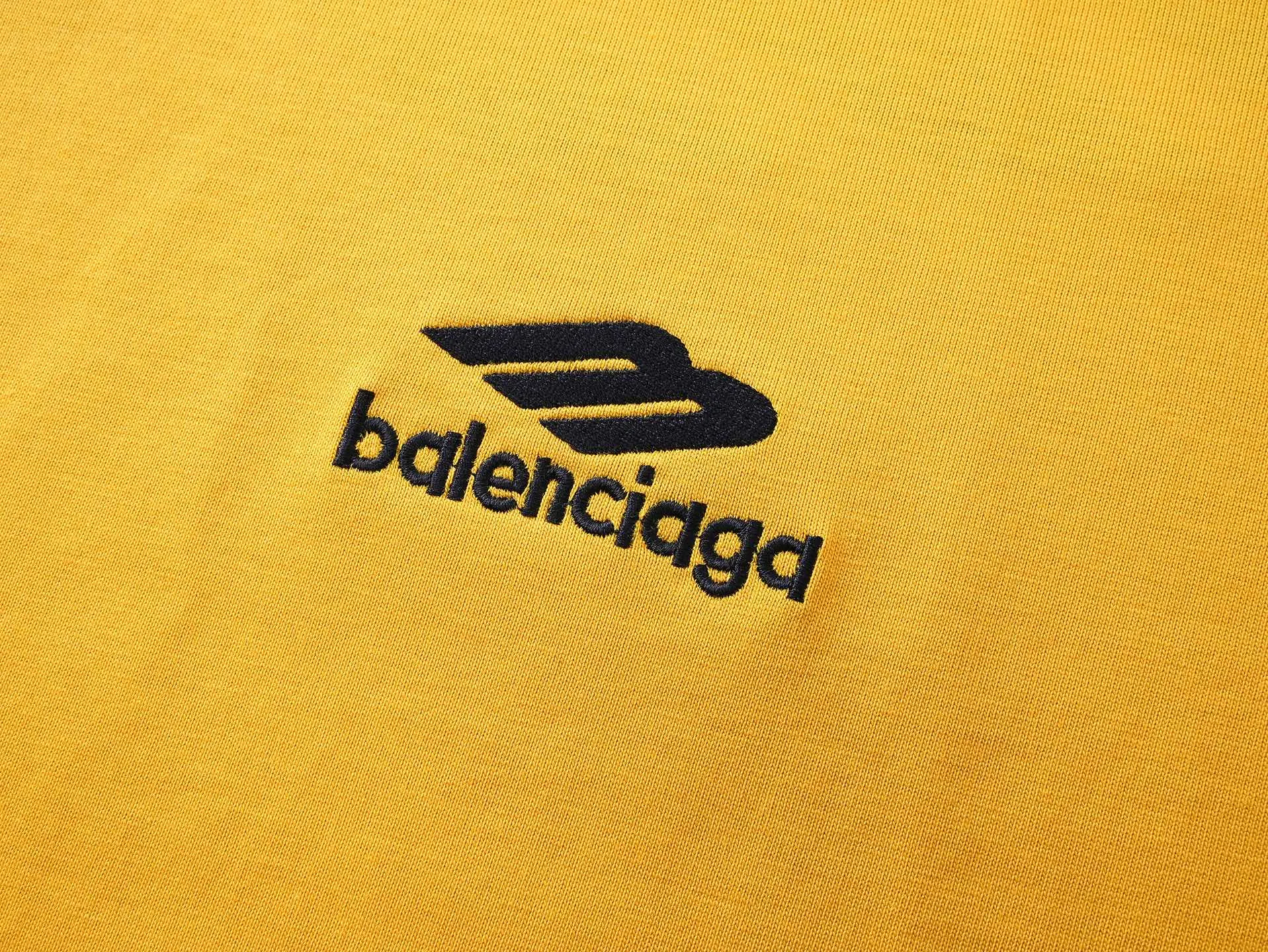 🅿️200 Actual pictures [Top version. Official website quality] BALENCI*GA/Paris BALENCI*GA#SS26 The latest model of the ski sports series, with a small LOGO on the front and a large LOGO on the back, classic icons embroidered with thousands of needles. Brick cabinet sync. Genuine products are developed and developed in the first time. Welcome to compare! The fabric is made of Paris ZP custom-woven and dyed 100% cotton double-yarn compact cotton. The weight is 260 grams. The cloth surface is clean. The cloth pattern is clear. It is soft and comfortable. It has good color fastness and is not easy to change color. The threads are woven and dyed with no color difference. The embroidery is done using imported Tajima embroidery machines. Super 10W needle and thread high-density embroidery. The effect is three-dimensional and the lines are clear. No burrs and miscellaneous threads, super high-tech embroidery. The version adopts OS loose shoulder design. Same style for men and women. Code: BL253737 Color: black, white, yellow, blue Size: XS, S, M, L