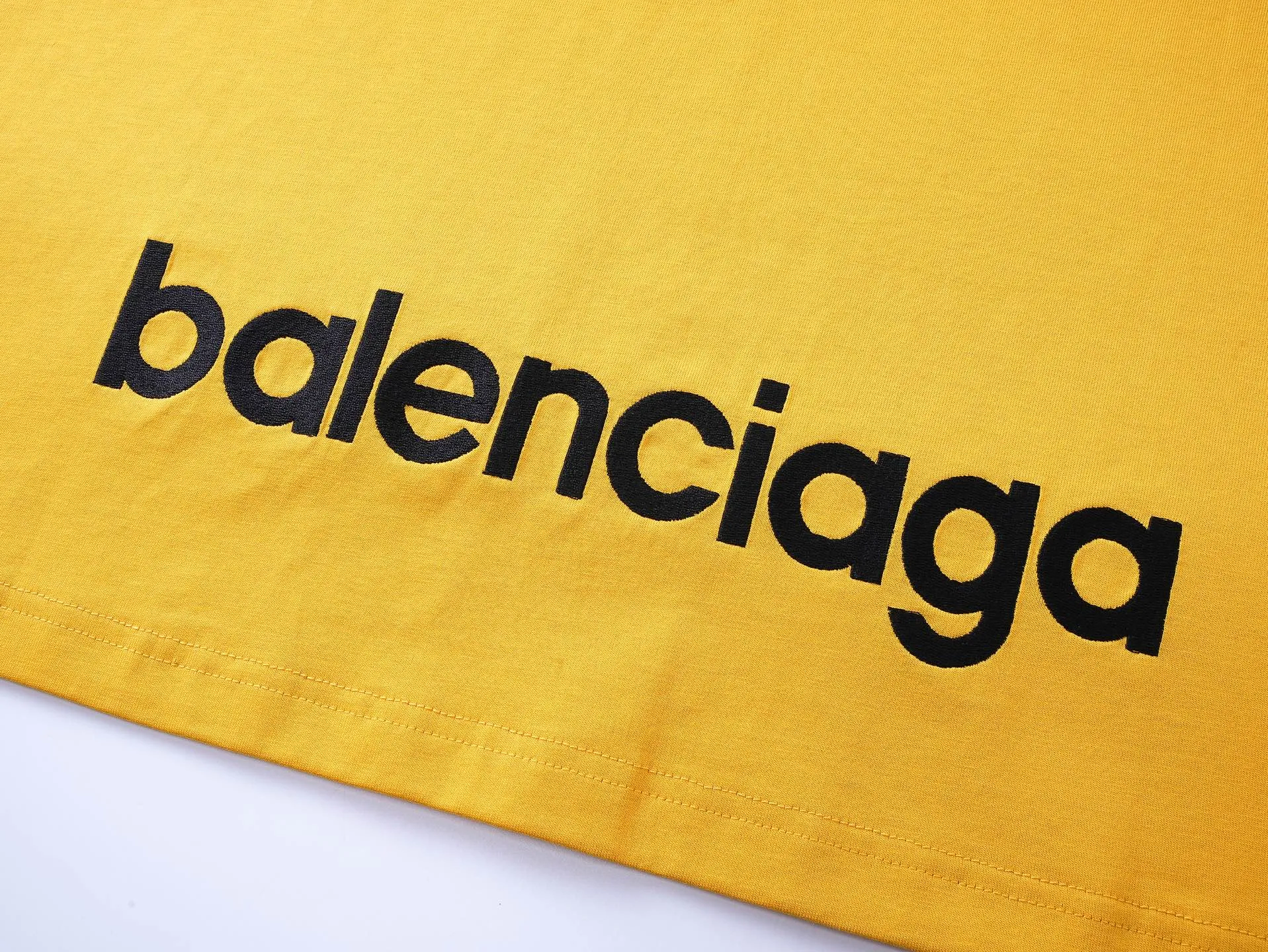 🅿️200 Actual pictures [Top version. Official website quality] BALENCI*GA/Paris BALENCI*GA#SS26 The latest model of the ski sports series, with a small LOGO on the front and a large LOGO on the back, classic icons embroidered with thousands of needles. Brick cabinet sync. Genuine products are developed and developed in the first time. Welcome to compare! The fabric is made of Paris ZP custom-woven and dyed 100% cotton double-yarn compact cotton. The weight is 260 grams. The cloth surface is clean. The cloth pattern is clear. It is soft and comfortable. It has good color fastness and is not easy to change color. The threads are woven and dyed with no color difference. The embroidery is done using imported Tajima embroidery machines. Super 10W needle and thread high-density embroidery. The effect is three-dimensional and the lines are clear. No burrs and miscellaneous threads, super high-tech embroidery. The version adopts OS loose shoulder design. Same style for men and women. Code: BL253737 Color: black, white, yellow, blue Size: XS, S, M, L