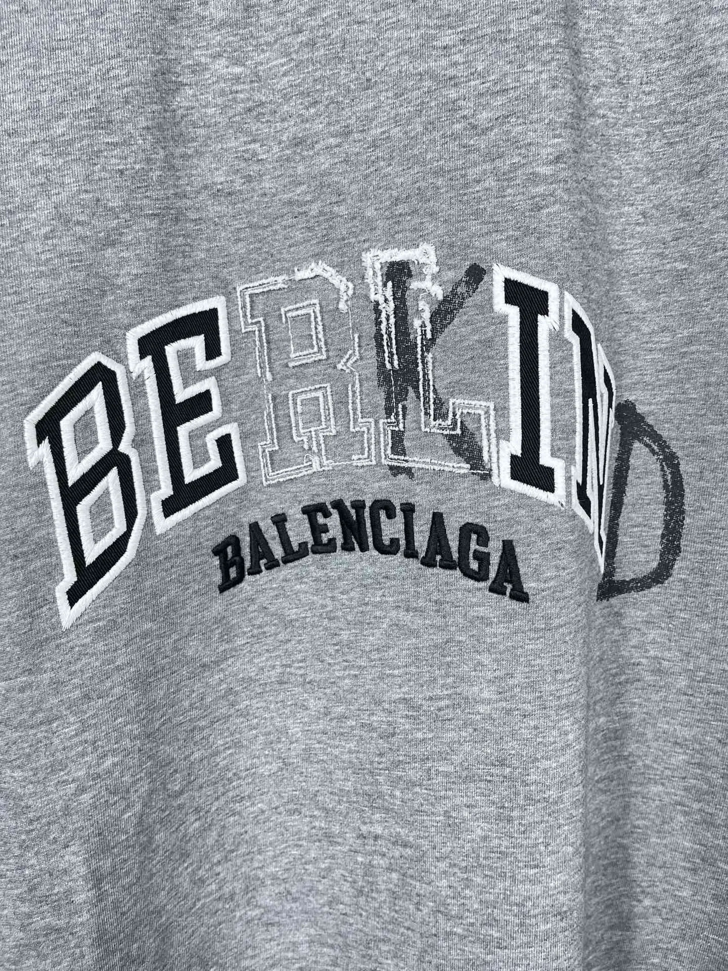 🅿️200 real photos [Top version. Official website quality] BALENCI*GA/Paris BALENCI*GA#2024 latest model, classic letter LOGO graffiti. Toothbrush embroidery short-sleeved T-shirt. Brick cabinet synchronization. Genuine products are developed and developed in the first time. Welcome to compare! The fabric is made of Paris ZP custom-woven and dyed 100% cotton double-yarn compact cotton. The weight is 260 grams. The cloth surface is clean. The cloth pattern is clear. It is soft and comfortable. It has good color fastness and is not easy to change color. The threads are woven and dyed with no color difference. The embroidery is done using imported Tajima embroidery machines. Super 12W needle and thread, three-dimensional effect, clear lines. No burrs and miscellaneous threads, ultra-high craftsmanship embroidery. The version adopts OS loose shoulder style. Same style for men and women. Code: BL223212 Color: dark blue gray. Floral gray Size: XS to L