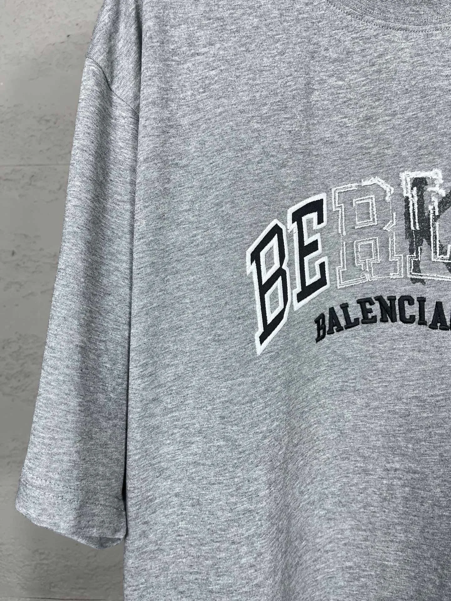 🅿️200 real photos [Top version. Official website quality] BALENCI*GA/Paris BALENCI*GA#2024 latest model, classic letter LOGO graffiti. Toothbrush embroidery short-sleeved T-shirt. Brick cabinet synchronization. Genuine products are developed and developed in the first time. Welcome to compare! The fabric is made of Paris ZP custom-woven and dyed 100% cotton double-yarn compact cotton. The weight is 260 grams. The cloth surface is clean. The cloth pattern is clear. It is soft and comfortable. It has good color fastness and is not easy to change color. The threads are woven and dyed with no color difference. The embroidery is done using imported Tajima embroidery machines. Super 12W needle and thread, three-dimensional effect, clear lines. No burrs and miscellaneous threads, ultra-high craftsmanship embroidery. The version adopts OS loose shoulder style. Same style for men and women. Code: BL223212 Color: dark blue gray. Floral gray Size: XS to L