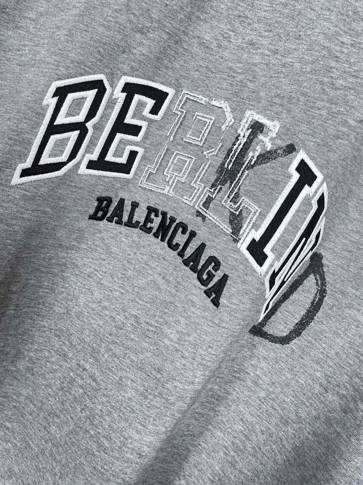 🅿️200 real photos [Top version. Official website quality] BALENCI*GA/Paris BALENCI*GA#2024 latest model, classic letter LOGO graffiti. Toothbrush embroidery short-sleeved T-shirt. Brick cabinet synchronization. Genuine products are developed and developed in the first time. Welcome to compare! The fabric is made of Paris ZP custom-woven and dyed 100% cotton double-yarn compact cotton. The weight is 260 grams. The cloth surface is clean. The cloth pattern is clear. It is soft and comfortable. It has good color fastness and is not easy to change color. The threads are woven and dyed with no color difference. The embroidery is done using imported Tajima embroidery machines. Super 12W needle and thread, three-dimensional effect, clear lines. No burrs and miscellaneous threads, ultra-high craftsmanship embroidery. The version adopts OS loose shoulder style. Same style for men and women. Code: BL223212 Color: dark blue gray. Floral gray Size: XS to L