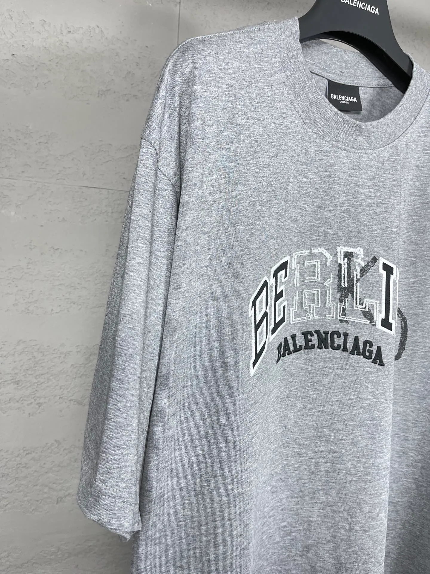 🅿️200 real photos [Top version. Official website quality] BALENCI*GA/Paris BALENCI*GA#2024 latest model, classic letter LOGO graffiti. Toothbrush embroidery short-sleeved T-shirt. Brick cabinet synchronization. Genuine products are developed and developed in the first time. Welcome to compare! The fabric is made of Paris ZP custom-woven and dyed 100% cotton double-yarn compact cotton. The weight is 260 grams. The cloth surface is clean. The cloth pattern is clear. It is soft and comfortable. It has good color fastness and is not easy to change color. The threads are woven and dyed with no color difference. The embroidery is done using imported Tajima embroidery machines. Super 12W needle and thread, three-dimensional effect, clear lines. No burrs and miscellaneous threads, ultra-high craftsmanship embroidery. The version adopts OS loose shoulder style. Same style for men and women. Code: BL223212 Color: dark blue gray. Floral gray Size: XS to L
