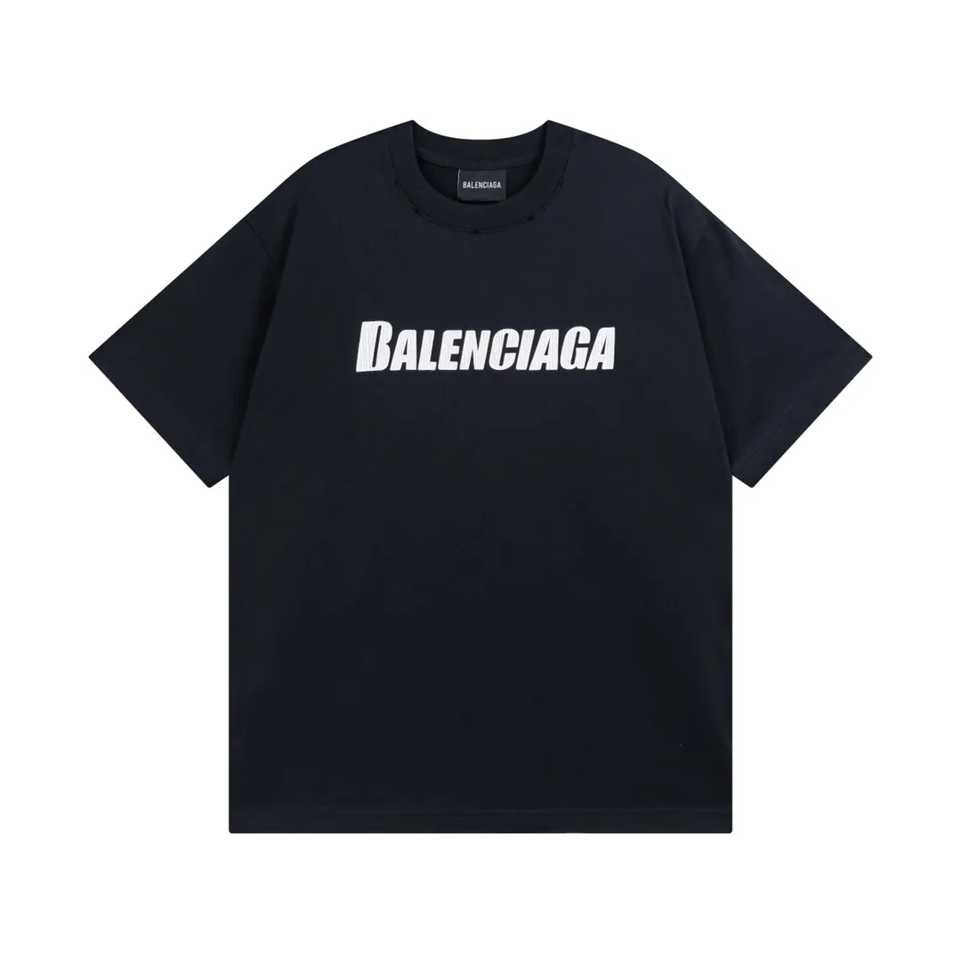 🅿️166 Detailed picture [Top version. Official website quality] BALENCI*GA/Paris. 2023 new style. Classic letter LOGO printed distressed short-sleeved T-shirt. Brick cabinet synchronization. The fabric is made of Paris ZP custom-woven and dyed 100% cotton double yarn compact cotton. The weight is 260 grams, the cloth surface is clean. The cloth pattern is clear, soft and comfortable. The threads are dyed with no color difference. The classic pattern is printed with environmentally friendly imported materials and precision printing screens, with clear letters and three-dimensional effect. Restored brick cabinet. The garments are hand-worn and distressed by many people. Different market currency. Welcome to compare. The version adopts OS loose shoulder design. Same style for men and women. Coding: BL223072 Color: black, coffee, pink, white, fruit green, navy Size: XS to L