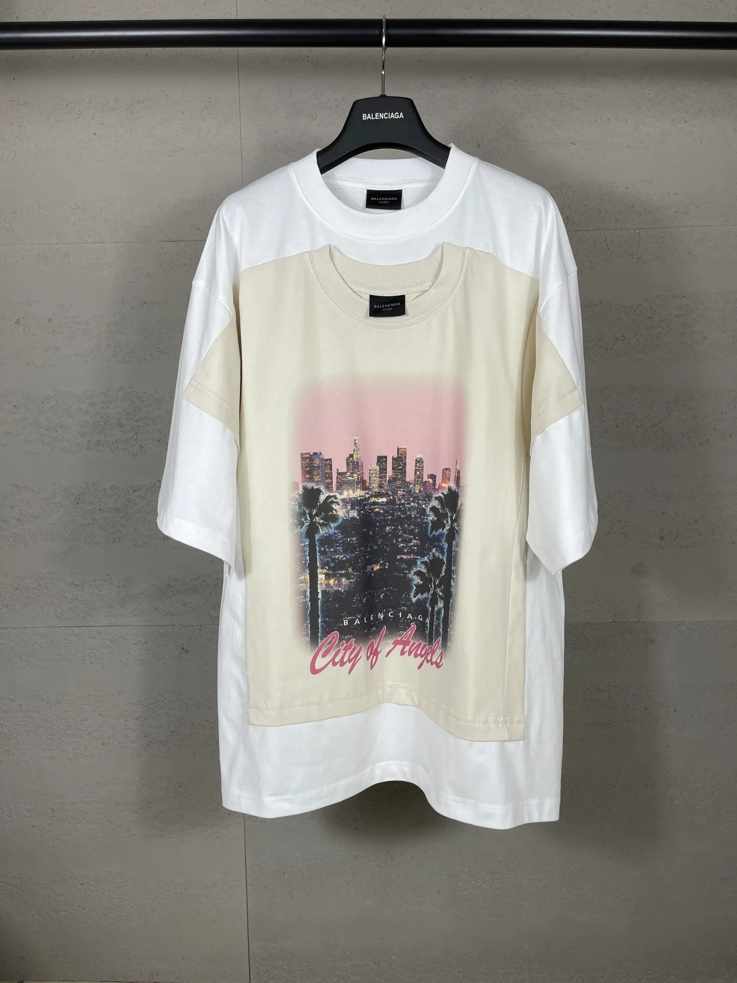 🅿️226 Actual pictures [Top version. Official website quality] BALENCI*GA/25 new model. The front is directly printed with the Los Angeles night scene, overlapping double-layer short-sleeved T-shirt #overlapping dark line stitching, the latest SS25 style with super heavy craftsmanship. Research and development at the first time, different market currencies. Comparisons welcome. The fabric is made of Paris ZP custom-woven and dyed cotton double yarn. Weighing 260 grams, the cloth surface is clean. The cloth pattern is clear, soft and comfortable. The threads are dyed with no color difference. Printing adopts computer direct printing. Jubie market currency. Welcome to compare. The version adopts OS loose shoulder design. Same style for men and women. Code: BL253710 Color: White Size: XS S M L