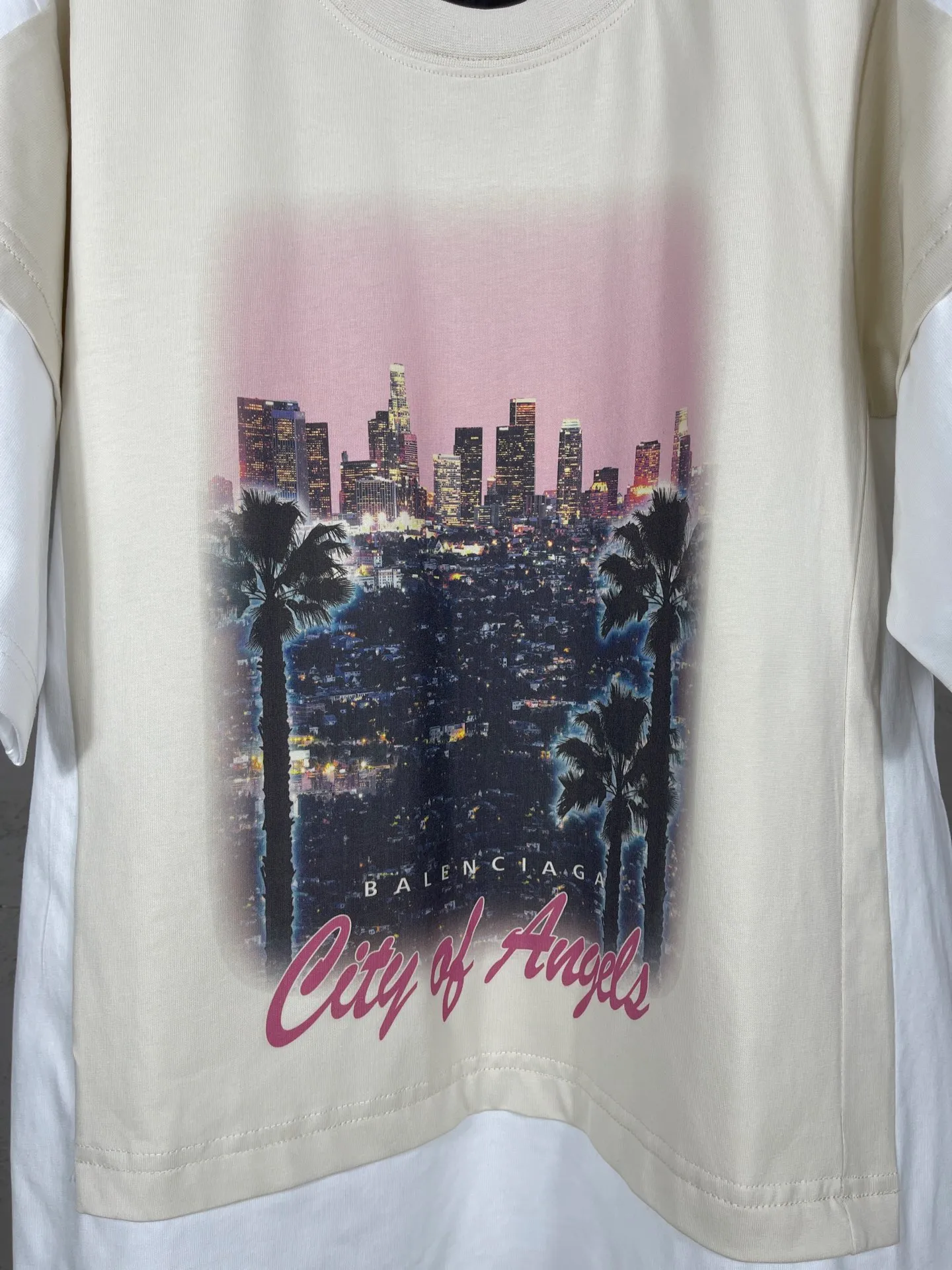 🅿️226 Actual pictures [Top version. Official website quality] BALENCI*GA/25 new model. The front is directly printed with the Los Angeles night scene, overlapping double-layer short-sleeved T-shirt #overlapping dark line stitching, the latest SS25 style with super heavy craftsmanship. Research and development at the first time, different market currencies. Comparisons welcome. The fabric is made of Paris ZP custom-woven and dyed cotton double yarn. Weighing 260 grams, the cloth surface is clean. The cloth pattern is clear, soft and comfortable. The threads are dyed with no color difference. Printing adopts computer direct printing. Jubie market currency. Welcome to compare. The version adopts OS loose shoulder design. Same style for men and women. Code: BL253710 Color: White Size: XS S M L