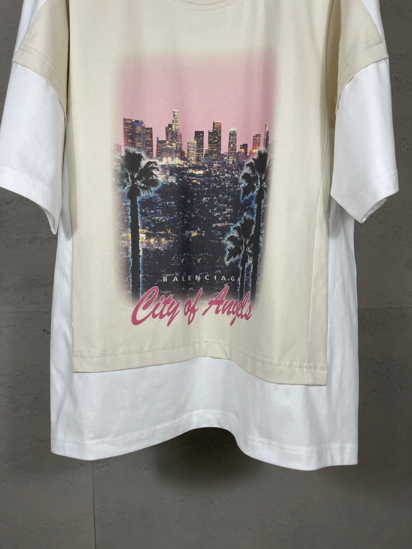 🅿️226 Actual pictures [Top version. Official website quality] BALENCI*GA/25 new model. The front is directly printed with the Los Angeles night scene, overlapping double-layer short-sleeved T-shirt #overlapping dark line stitching, the latest SS25 style with super heavy craftsmanship. Research and development at the first time, different market currencies. Comparisons welcome. The fabric is made of Paris ZP custom-woven and dyed cotton double yarn. Weighing 260 grams, the cloth surface is clean. The cloth pattern is clear, soft and comfortable. The threads are dyed with no color difference. Printing adopts computer direct printing. Jubie market currency. Welcome to compare. The version adopts OS loose shoulder design. Same style for men and women. Code: BL253710 Color: White Size: XS S M L