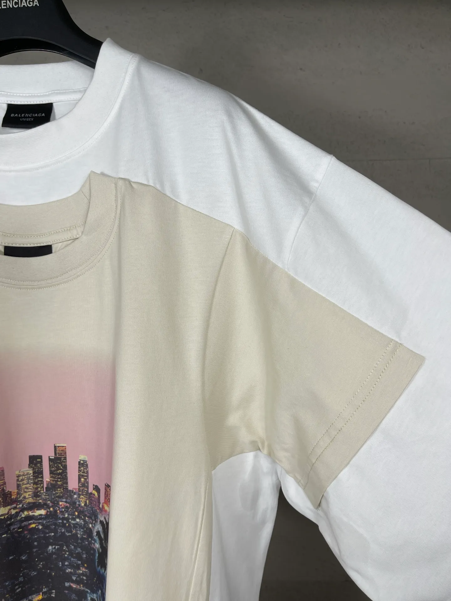 🅿️226 Actual pictures [Top version. Official website quality] BALENCI*GA/25 new model. The front is directly printed with the Los Angeles night scene, overlapping double-layer short-sleeved T-shirt #overlapping dark line stitching, the latest SS25 style with super heavy craftsmanship. Research and development at the first time, different market currencies. Comparisons welcome. The fabric is made of Paris ZP custom-woven and dyed cotton double yarn. Weighing 260 grams, the cloth surface is clean. The cloth pattern is clear, soft and comfortable. The threads are dyed with no color difference. Printing adopts computer direct printing. Jubie market currency. Welcome to compare. The version adopts OS loose shoulder design. Same style for men and women. Code: BL253710 Color: White Size: XS S M L