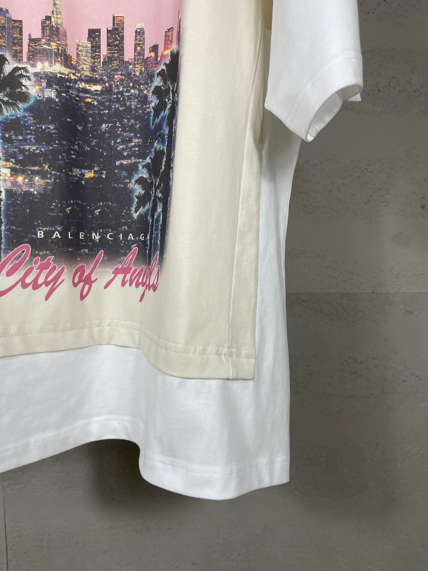 🅿️226 Actual pictures [Top version. Official website quality] BALENCI*GA/25 new model. The front is directly printed with the Los Angeles night scene, overlapping double-layer short-sleeved T-shirt #overlapping dark line stitching, the latest SS25 style with super heavy craftsmanship. Research and development at the first time, different market currencies. Comparisons welcome. The fabric is made of Paris ZP custom-woven and dyed cotton double yarn. Weighing 260 grams, the cloth surface is clean. The cloth pattern is clear, soft and comfortable. The threads are dyed with no color difference. Printing adopts computer direct printing. Jubie market currency. Welcome to compare. The version adopts OS loose shoulder design. Same style for men and women. Code: BL253710 Color: White Size: XS S M L