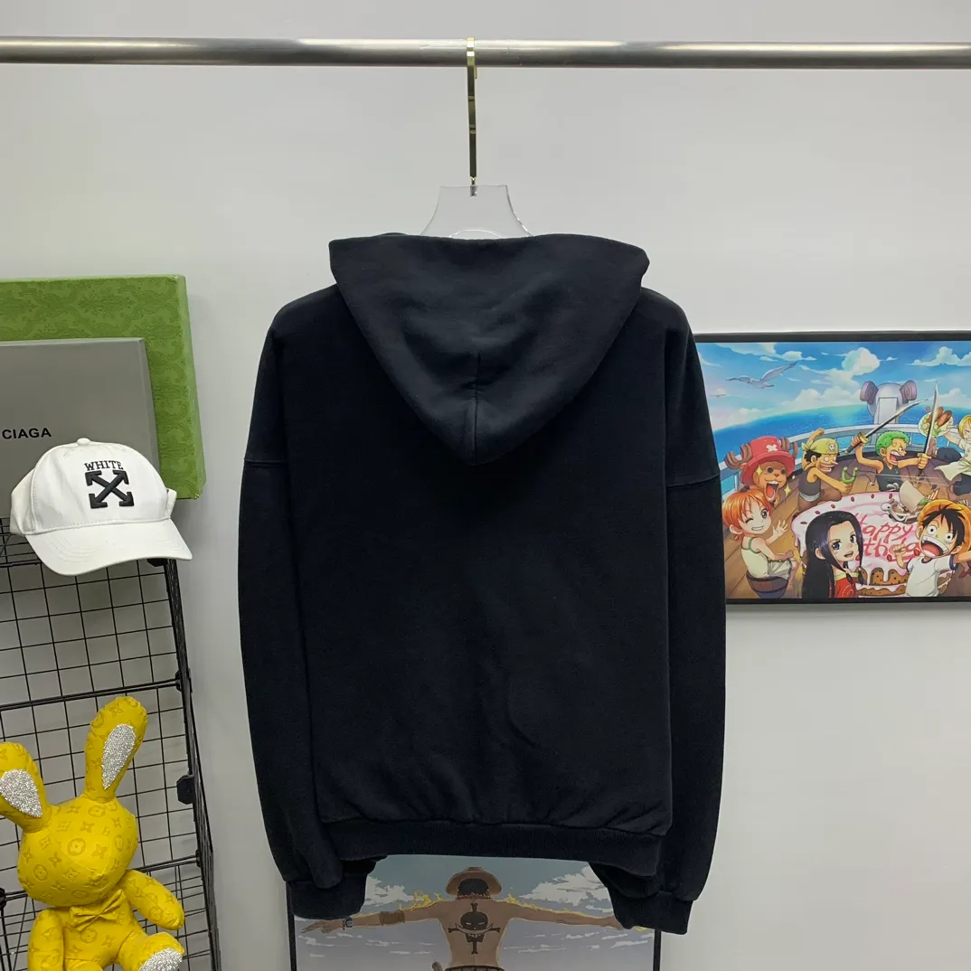 The top version of Balenciaga BALENCIAGA's new XXXL letter embroidery, the latest hooded sweatshirt for male and female couples stars - using imported Tajima 10w needle machine embroidery, high-density embroidery letter hemming technology, full details without tails, clear letters without connections‼ ️ - BLCG's latest fashion series, Jay Chou's same upper body, new styles are released every year. The washed black color is a new color this year. I didn't hesitate to buy it when I saw it. The upper body looks white. I love this color!  -Full set of 1:1 customized accessories + Sydney paper with logo + new version of handbags at the counter + three standard products for large products + original hangtag -The webbing on the back collar extends to the shoulder for reinforcement, and the stitches are dropped at the joint. Imported elliptical machine, imported glue technology, overall printing without teeth, 32s480g double yarn combed cotton fabric, the fabric is made of 480g Color: washed black Size: XS-L P:470