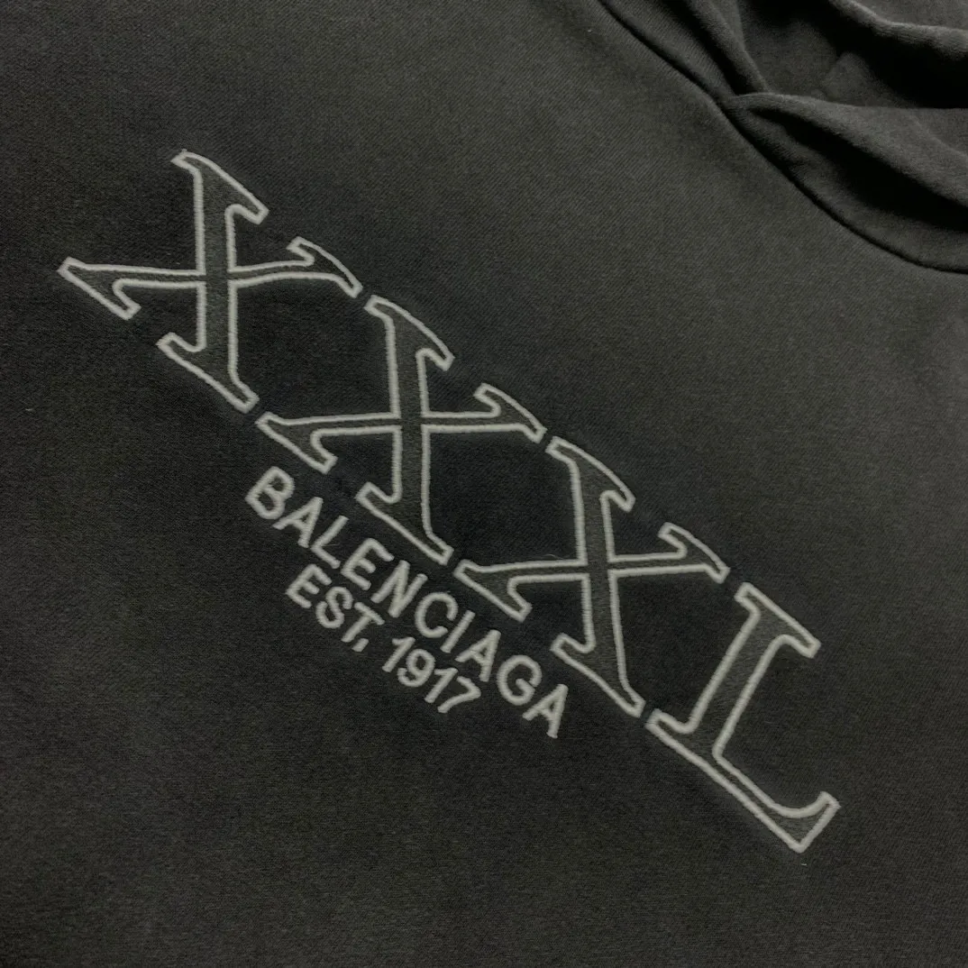 The top version of Balenciaga BALENCIAGA's new XXXL letter embroidery, the latest hooded sweatshirt for male and female couples stars - using imported Tajima 10w needle machine embroidery, high-density embroidery letter hemming technology, full details without tails, clear letters without connections‼ ️ - BLCG's latest fashion series, Jay Chou's same upper body, new styles are released every year. The washed black color is a new color this year. I didn't hesitate to buy it when I saw it. The upper body looks white. I love this color!  -Full set of 1:1 customized accessories + Sydney paper with logo + new version of handbags at the counter + three standard products for large products + original hangtag -The webbing on the back collar extends to the shoulder for reinforcement, and the stitches are dropped at the joint. Imported elliptical machine, imported glue technology, overall printing without teeth, 32s480g double yarn combed cotton fabric, the fabric is made of 480g Color: washed black Size: XS-L P:470