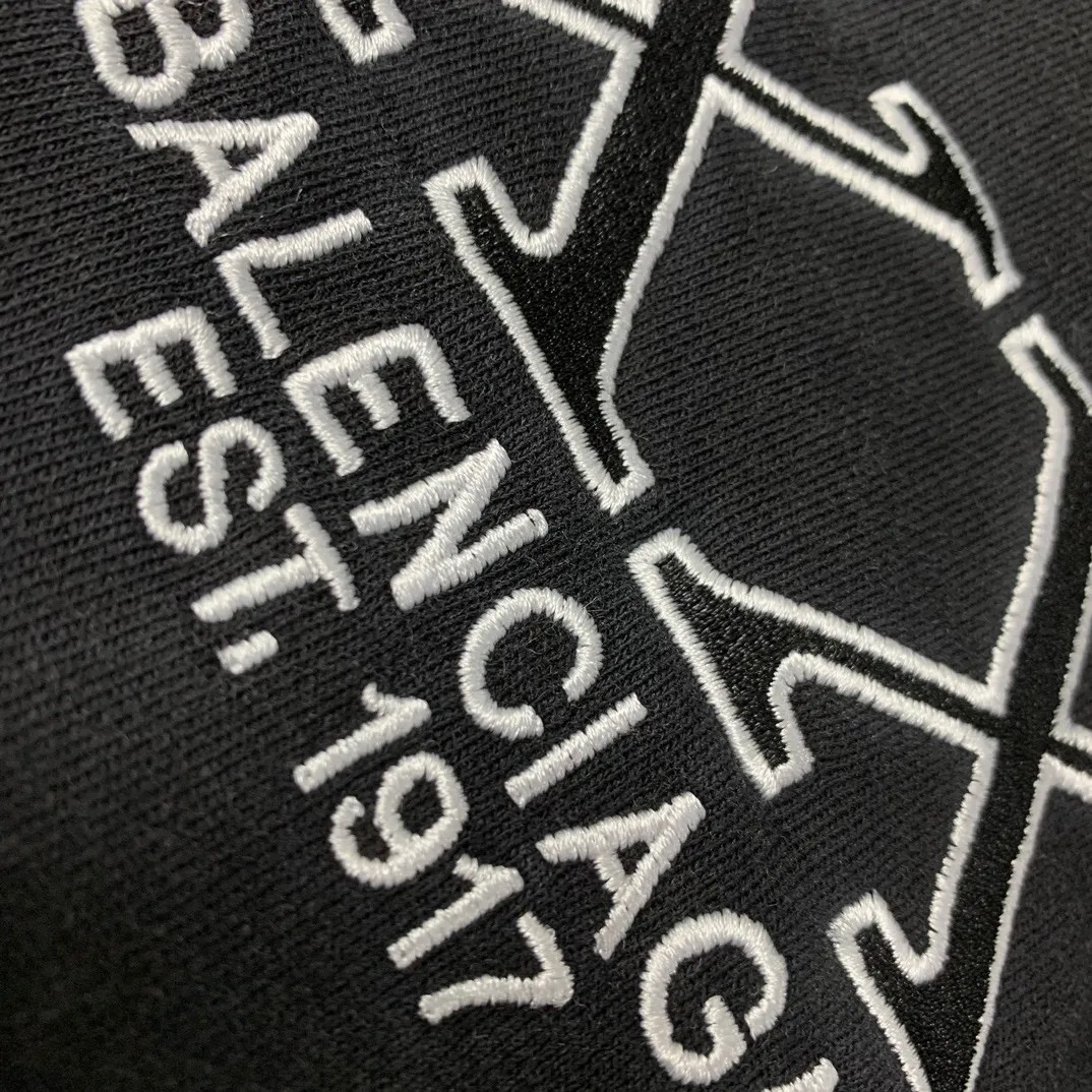 The top version of Balenciaga BALENCIAGA's new XXXL letter embroidery, the latest hooded sweatshirt for male and female couples stars - using imported Tajima 10w needle machine embroidery, high-density embroidery letter hemming technology, full details without tails, clear letters without connections‼ ️ - BLCG's latest fashion series, Jay Chou's same upper body, new styles are released every year. The washed black color is a new color this year. I didn't hesitate to buy it when I saw it. The upper body looks white. I love this color!  -Full set of 1:1 customized accessories + Sydney paper with logo + new version of handbags at the counter + three standard products for large products + original hangtag -The webbing on the back collar extends to the shoulder for reinforcement, and the stitches are dropped at the joint. Imported elliptical machine, imported glue technology, overall printing without teeth, 32s480g double yarn combed cotton fabric, the fabric is made of 480g Color: washed black Size: XS-L P:470