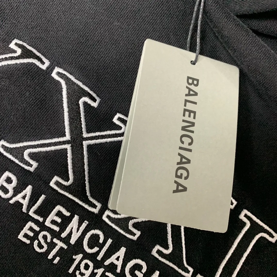 The top version of Balenciaga BALENCIAGA's new XXXL letter embroidery, the latest hooded sweatshirt for male and female couples stars - using imported Tajima 10w needle machine embroidery, high-density embroidery letter hemming technology, full details without tails, clear letters without connections‼ ️ - BLCG's latest fashion series, Jay Chou's same upper body, new styles are released every year. The washed black color is a new color this year. I didn't hesitate to buy it when I saw it. The upper body looks white. I love this color!  -Full set of 1:1 customized accessories + Sydney paper with logo + new version of handbags at the counter + three standard products for large products + original hangtag -The webbing on the back collar extends to the shoulder for reinforcement, and the stitches are dropped at the joint. Imported elliptical machine, imported glue technology, overall printing without teeth, 32s480g double yarn combed cotton fabric, the fabric is made of 480g Color: washed black Size: XS-L P:470