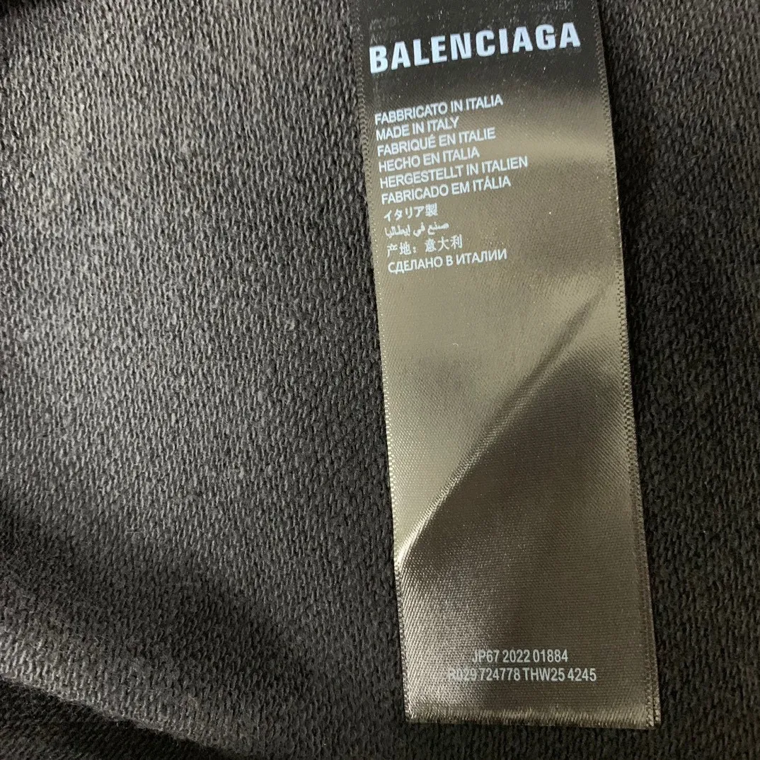 The top version of Balenciaga BALENCIAGA's new XXXL letter embroidery, the latest hooded sweatshirt for male and female couples stars - using imported Tajima 10w needle machine embroidery, high-density embroidery letter hemming technology, full details without tails, clear letters without connections‼ ️ - BLCG's latest fashion series, Jay Chou's same upper body, new styles are released every year. The washed black color is a new color this year. I didn't hesitate to buy it when I saw it. The upper body looks white. I love this color!  -Full set of 1:1 customized accessories + Sydney paper with logo + new version of handbags at the counter + three standard products for large products + original hangtag -The webbing on the back collar extends to the shoulder for reinforcement, and the stitches are dropped at the joint. Imported elliptical machine, imported glue technology, overall printing without teeth, 32s480g double yarn combed cotton fabric, the fabric is made of 480g Color: washed black Size: XS-L P:470