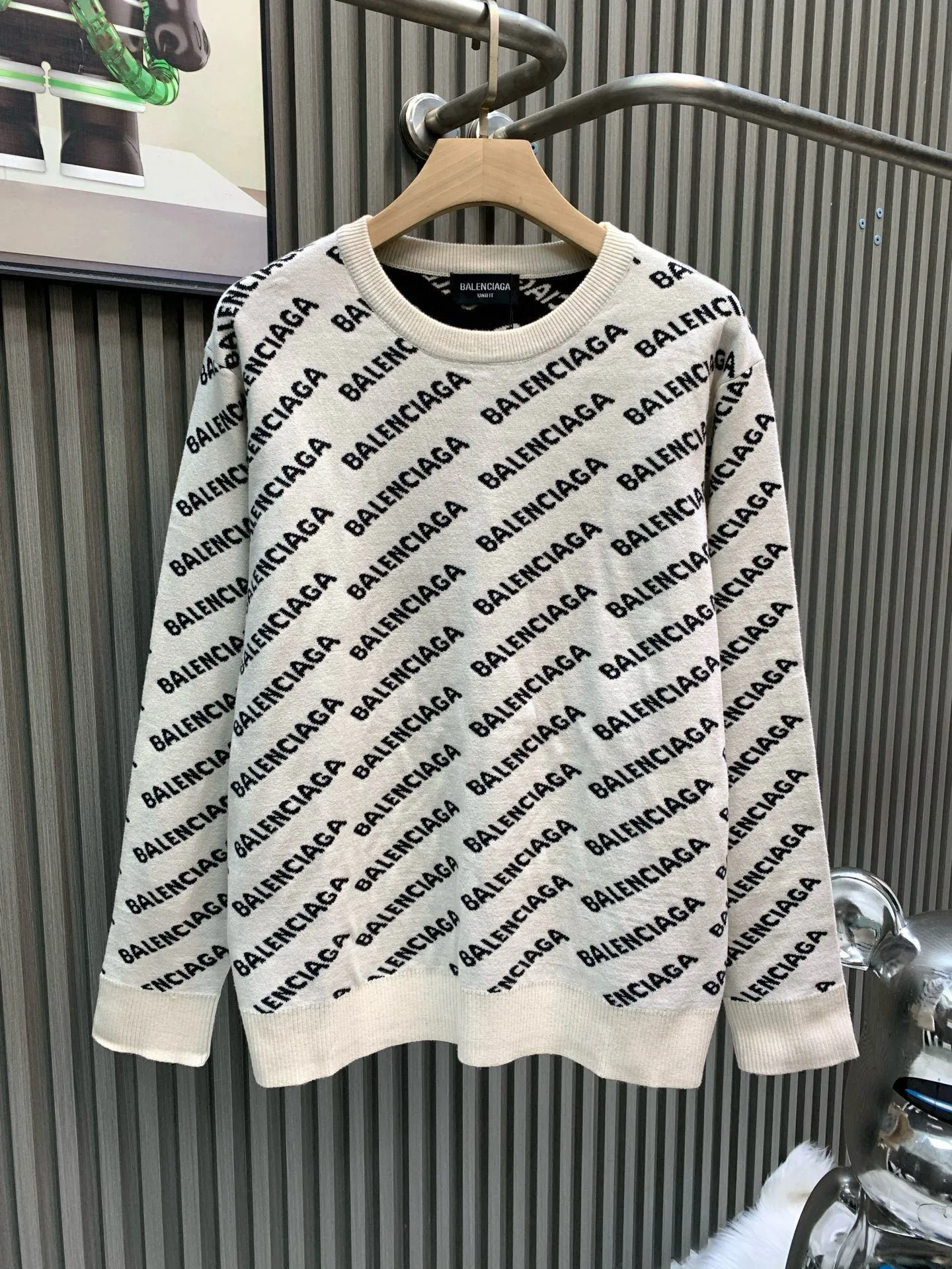 🅿️360 🀄️ Balenciaga Paris all-over barrage double-sided knitted jacquard sweater. Purchase the original mold to create a full set of customized accessories. Details determine success. Balenciaga is one of the most influential brands in the fashion industry. It was founded in 1919 by Cristóbal Balenciaga and settled in Paris in 1936. He led many important fashion movements between 1930 and 1968. The representative ready-to-wear series reflects the identity of the brand. The entire piece adopts precision embossing technology and a full set of original Balenciaga counter accessories. It can be worn by both men and women.