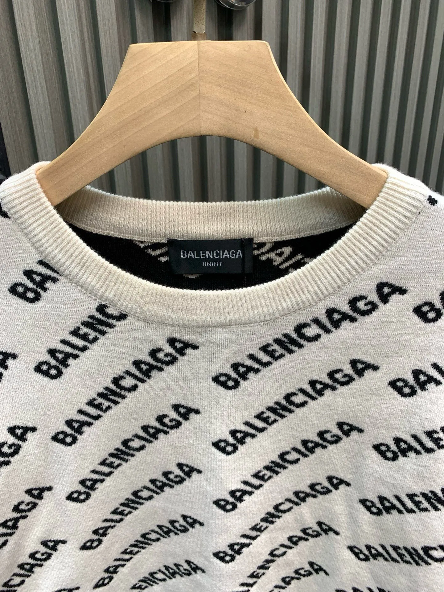 🅿️360 🀄️ Balenciaga Paris all-over barrage double-sided knitted jacquard sweater. Purchase the original mold to create a full set of customized accessories. Details determine success. Balenciaga is one of the most influential brands in the fashion industry. It was founded in 1919 by Cristóbal Balenciaga and settled in Paris in 1936. He led many important fashion movements between 1930 and 1968. The representative ready-to-wear series reflects the identity of the brand. The entire piece adopts precision embossing technology and a full set of original Balenciaga counter accessories. It can be worn by both men and women.