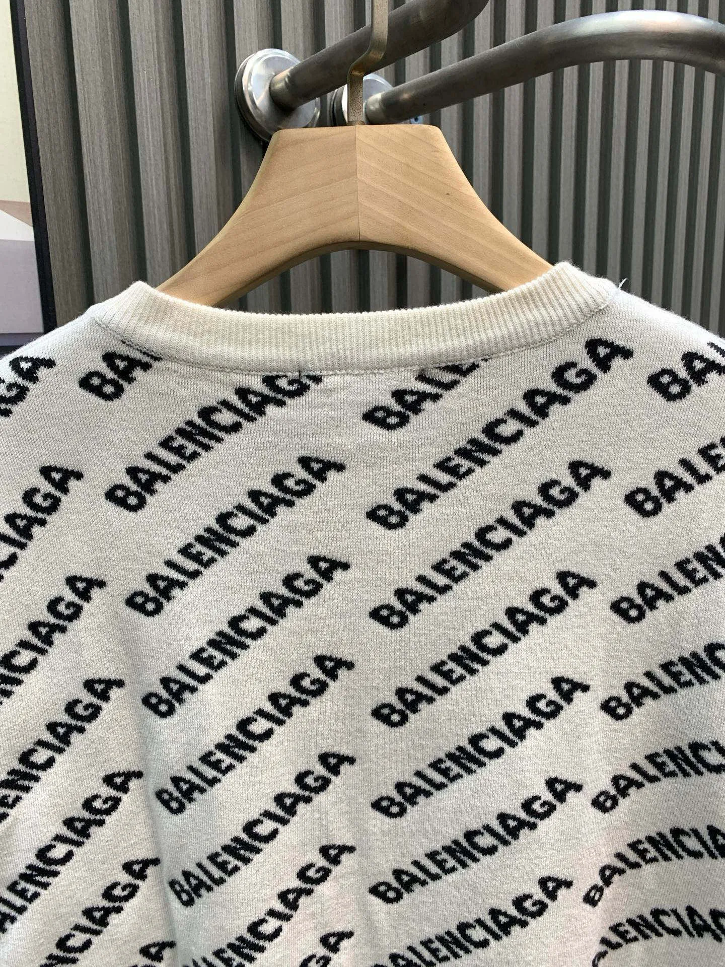 🅿️360 🀄️ Balenciaga Paris all-over barrage double-sided knitted jacquard sweater. Purchase the original mold to create a full set of customized accessories. Details determine success. Balenciaga is one of the most influential brands in the fashion industry. It was founded in 1919 by Cristóbal Balenciaga and settled in Paris in 1936. He led many important fashion movements between 1930 and 1968. The representative ready-to-wear series reflects the identity of the brand. The entire piece adopts precision embossing technology and a full set of original Balenciaga counter accessories. It can be worn by both men and women.
