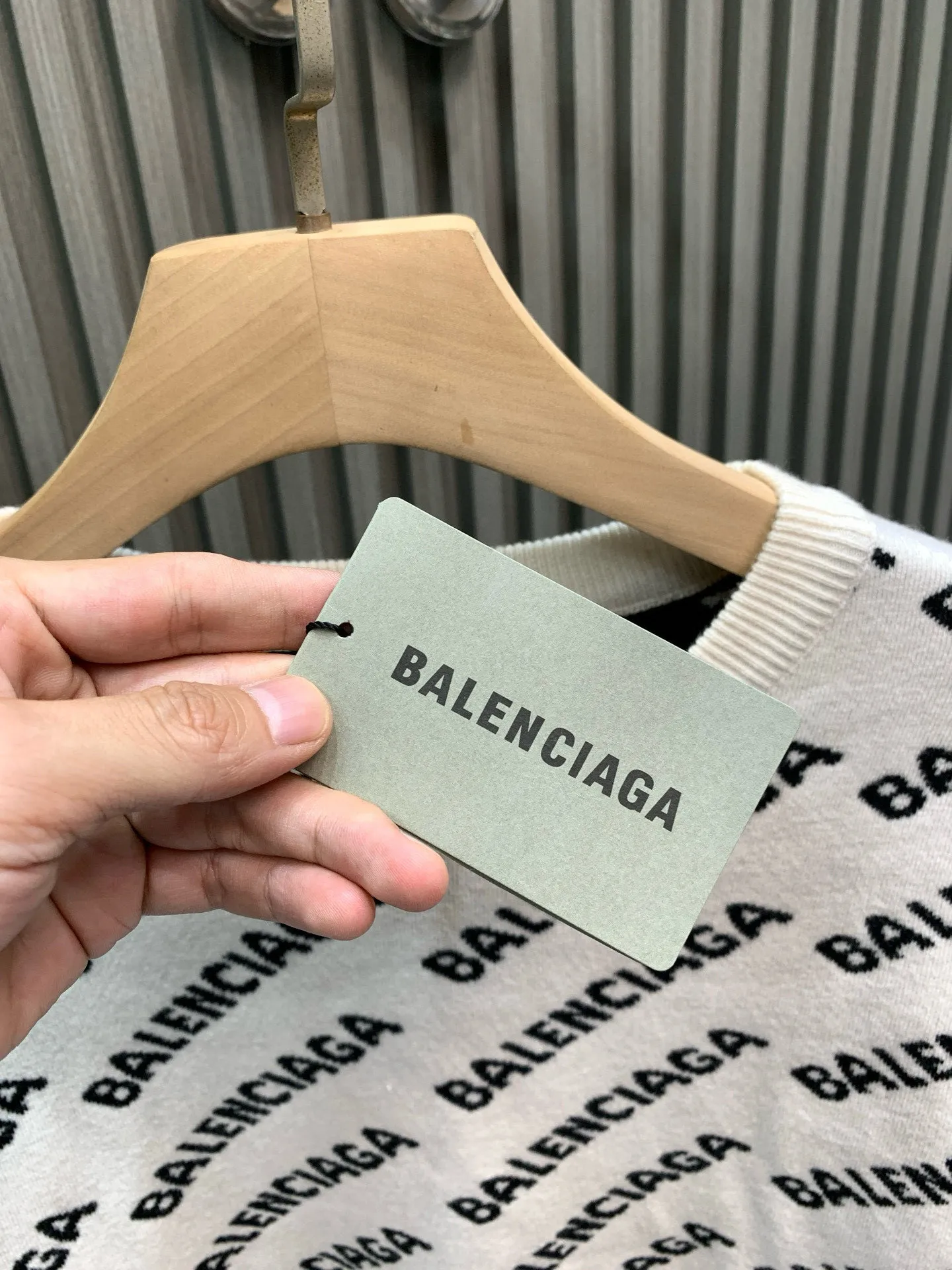 🅿️360 🀄️ Balenciaga Paris all-over barrage double-sided knitted jacquard sweater. Purchase the original mold to create a full set of customized accessories. Details determine success. Balenciaga is one of the most influential brands in the fashion industry. It was founded in 1919 by Cristóbal Balenciaga and settled in Paris in 1936. He led many important fashion movements between 1930 and 1968. The representative ready-to-wear series reflects the identity of the brand. The entire piece adopts precision embossing technology and a full set of original Balenciaga counter accessories. It can be worn by both men and women.