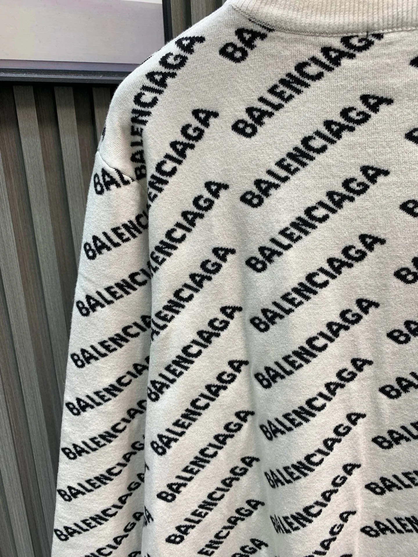 🅿️360 🀄️ Balenciaga Paris all-over barrage double-sided knitted jacquard sweater. Purchase the original mold to create a full set of customized accessories. Details determine success. Balenciaga is one of the most influential brands in the fashion industry. It was founded in 1919 by Cristóbal Balenciaga and settled in Paris in 1936. He led many important fashion movements between 1930 and 1968. The representative ready-to-wear series reflects the identity of the brand. The entire piece adopts precision embossing technology and a full set of original Balenciaga counter accessories. It can be worn by both men and women.