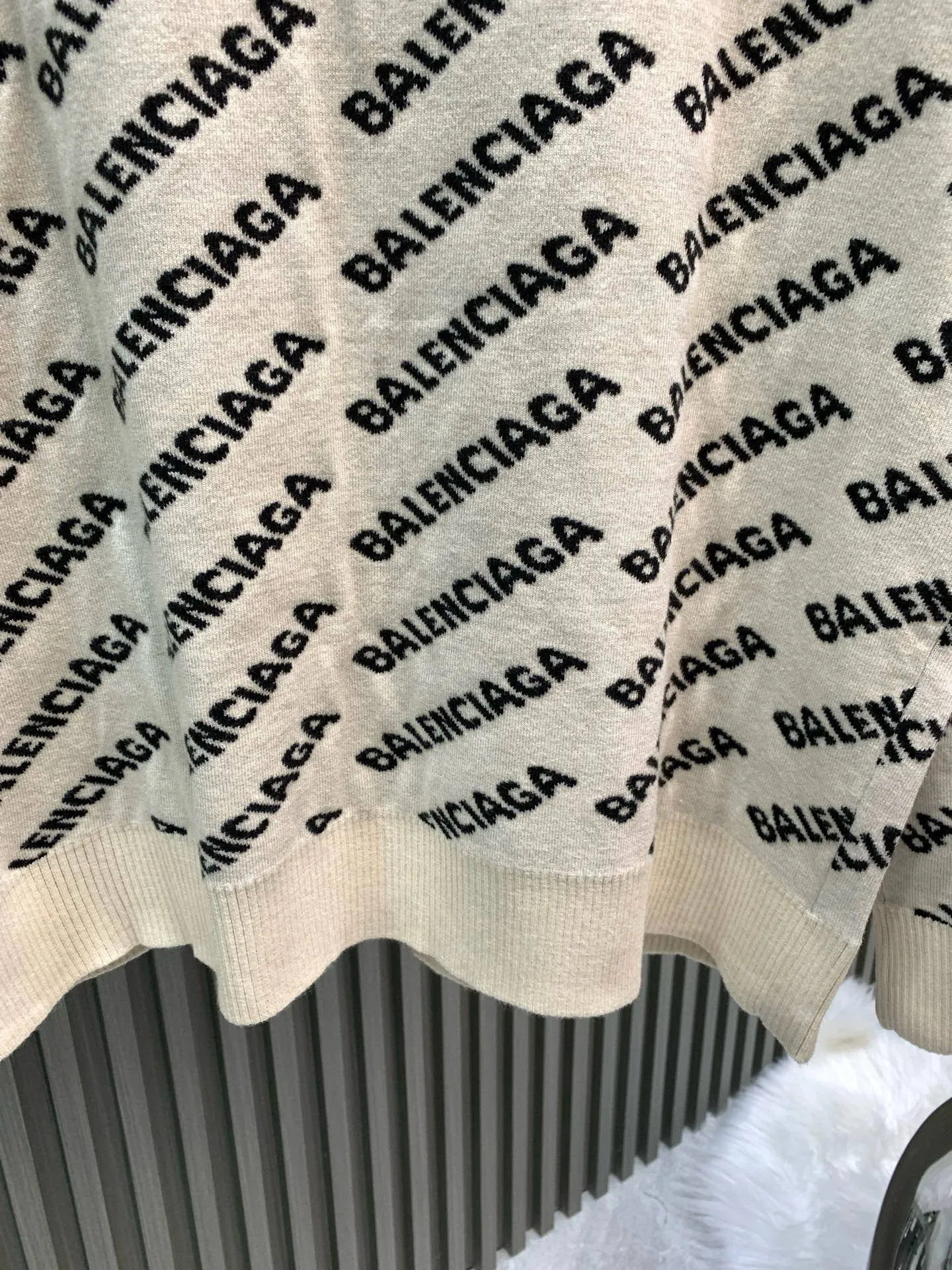 🅿️360 🀄️ Balenciaga Paris all-over barrage double-sided knitted jacquard sweater. Purchase the original mold to create a full set of customized accessories. Details determine success. Balenciaga is one of the most influential brands in the fashion industry. It was founded in 1919 by Cristóbal Balenciaga and settled in Paris in 1936. He led many important fashion movements between 1930 and 1968. The representative ready-to-wear series reflects the identity of the brand. The entire piece adopts precision embossing technology and a full set of original Balenciaga counter accessories. It can be worn by both men and women.