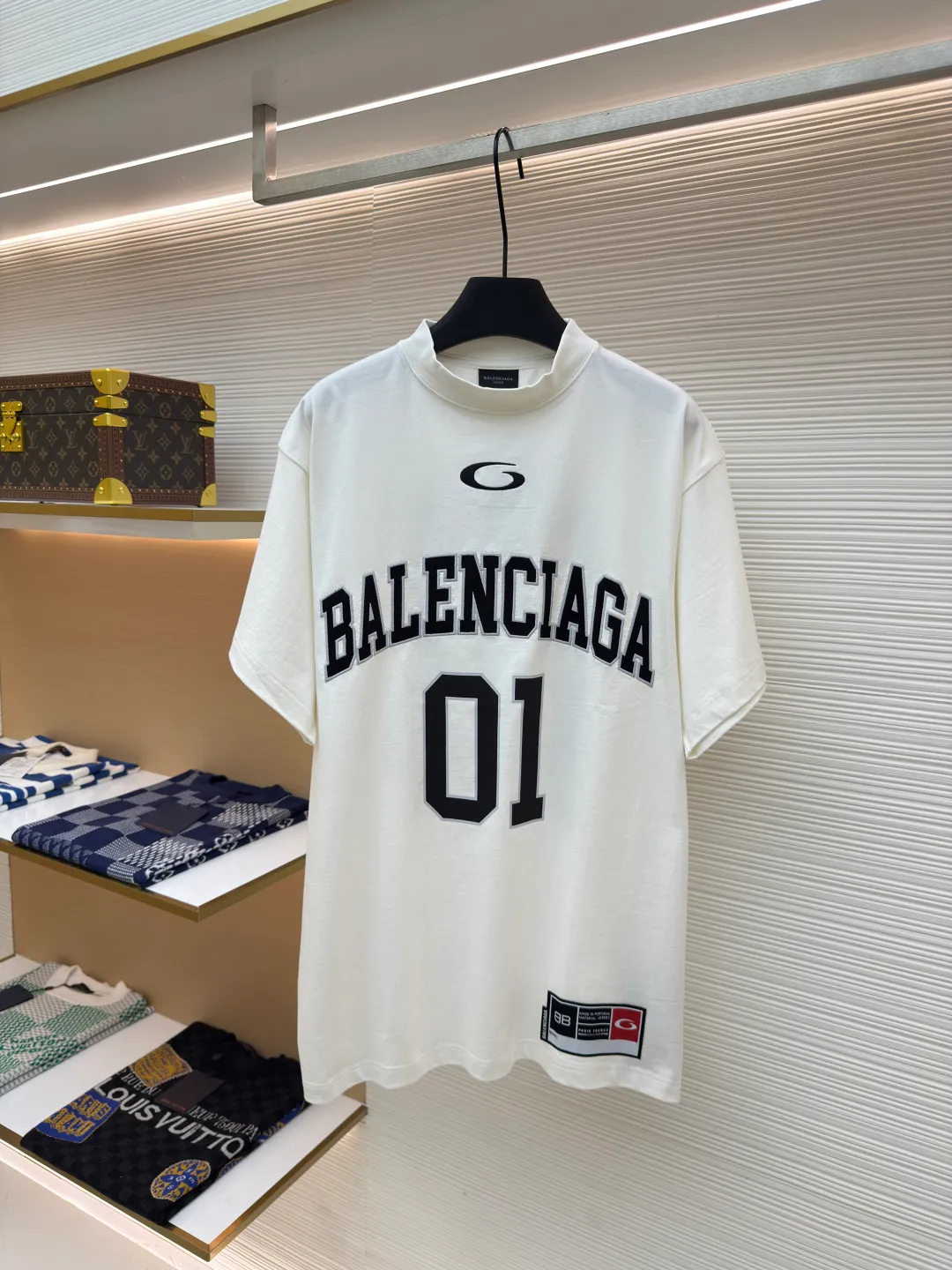 Balenciaga No. 1 jersey embroidered T-shirt ●Authentic product: 7000 purchased and developed ●Item number: 1680062-A35 ●Fabric: combed cotton plain fabric ●Technology: embroidery production ●Version: loose fit ●Weight: about 360 grams ●Size: XS-S-M-L ●Description: The fabric is made of 16s single-yarn combed cotton plain weave, with matching 1*1 horizontal machine-woven ribbing of this fabric color. The front and back panels are printed with elliptical machine screen paste, the front panel is embroidered with a domestic high-speed embroidery machine, laser burnt letter patch, 7s*7s twill contrasting color fastness 100% cotton, and the hem is a flat car color-blocked jacquard woven label. The woven label is made of white fine silk material imported from Japan. The overall wiring is straight and delicate, the fabric is comfortable and soft, and the color is consistent without color difference. It can be matched with the same style to create a fashionable look and control various occasions. Customized accessories, complete with three standards, same style for men and women!