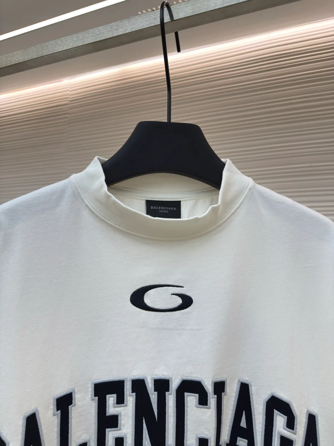 Balenciaga No. 1 jersey embroidered T-shirt ●Authentic product: 7000 purchased and developed ●Item number: 1680062-A35 ●Fabric: combed cotton plain fabric ●Technology: embroidery production ●Version: loose fit ●Weight: about 360 grams ●Size: XS-S-M-L ●Description: The fabric is made of 16s single-yarn combed cotton plain weave, with matching 1*1 horizontal machine-woven ribbing of this fabric color. The front and back panels are printed with elliptical machine screen paste, the front panel is embroidered with a domestic high-speed embroidery machine, laser burnt letter patch, 7s*7s twill contrasting color fastness 100% cotton, and the hem is a flat car color-blocked jacquard woven label. The woven label is made of white fine silk material imported from Japan. The overall wiring is straight and delicate, the fabric is comfortable and soft, and the color is consistent without color difference. It can be matched with the same style to create a fashionable look and control various occasions. Customized accessories, complete with three standards, same style for men and women!