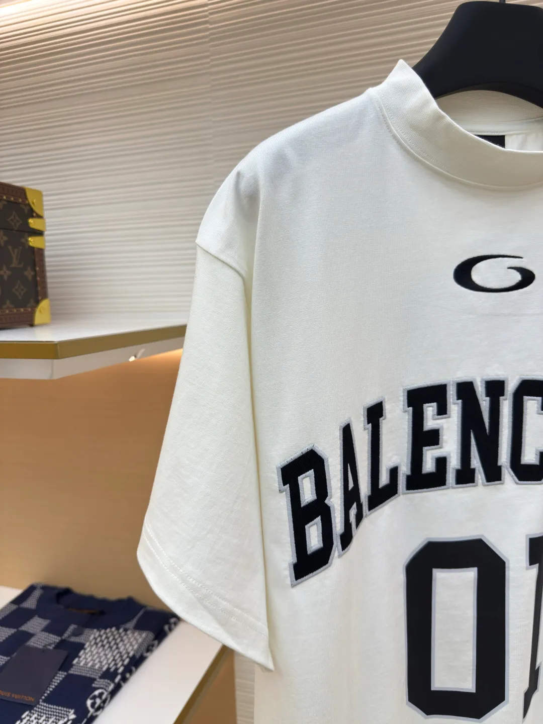 Balenciaga No. 1 jersey embroidered T-shirt ●Authentic product: 7000 purchased and developed ●Item number: 1680062-A35 ●Fabric: combed cotton plain fabric ●Technology: embroidery production ●Version: loose fit ●Weight: about 360 grams ●Size: XS-S-M-L ●Description: The fabric is made of 16s single-yarn combed cotton plain weave, with matching 1*1 horizontal machine-woven ribbing of this fabric color. The front and back panels are printed with elliptical machine screen paste, the front panel is embroidered with a domestic high-speed embroidery machine, laser burnt letter patch, 7s*7s twill contrasting color fastness 100% cotton, and the hem is a flat car color-blocked jacquard woven label. The woven label is made of white fine silk material imported from Japan. The overall wiring is straight and delicate, the fabric is comfortable and soft, and the color is consistent without color difference. It can be matched with the same style to create a fashionable look and control various occasions. Customized accessories, complete with three standards, same style for men and women!