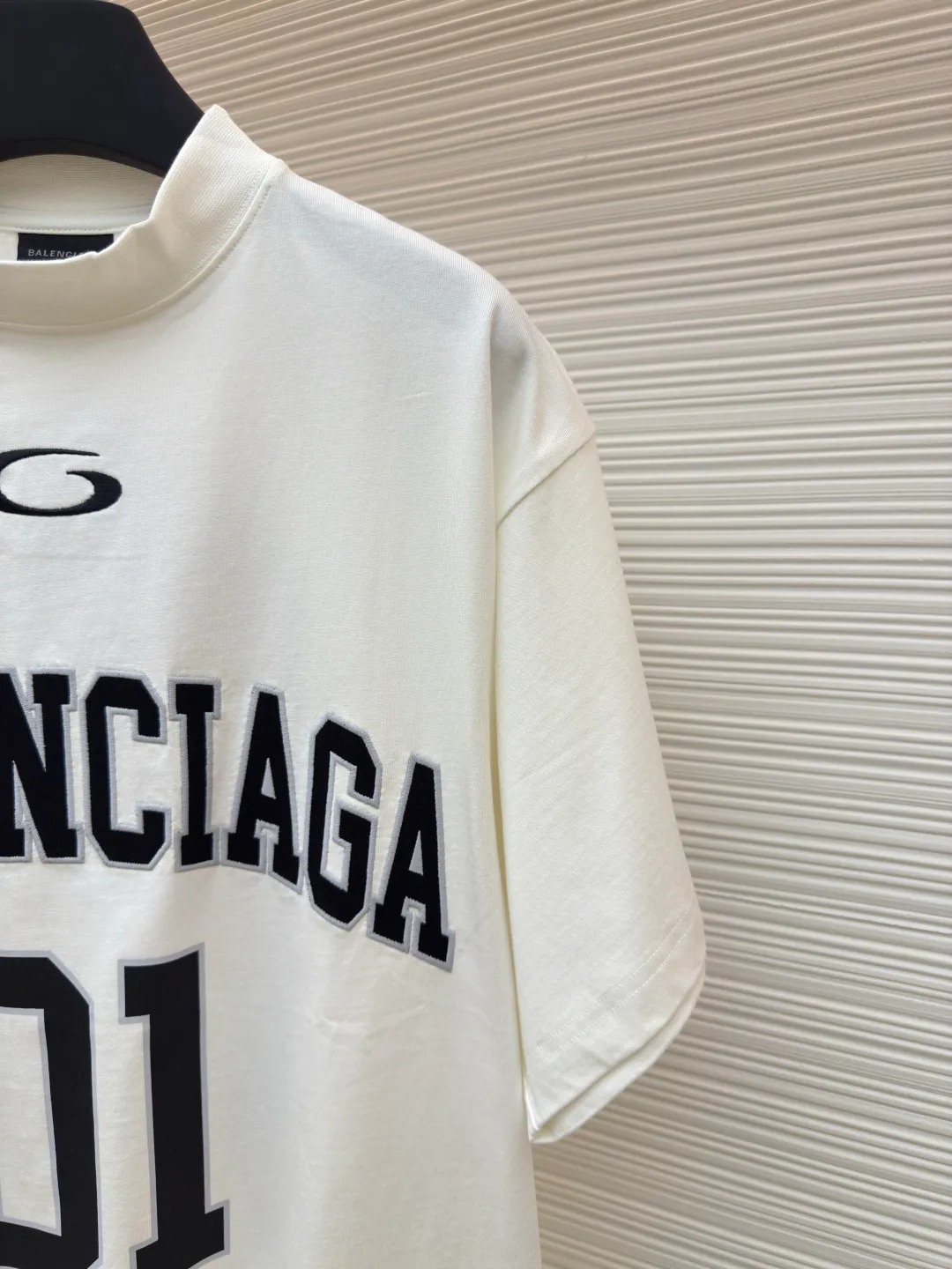Balenciaga No. 1 jersey embroidered T-shirt ●Authentic product: 7000 purchased and developed ●Item number: 1680062-A35 ●Fabric: combed cotton plain fabric ●Technology: embroidery production ●Version: loose fit ●Weight: about 360 grams ●Size: XS-S-M-L ●Description: The fabric is made of 16s single-yarn combed cotton plain weave, with matching 1*1 horizontal machine-woven ribbing of this fabric color. The front and back panels are printed with elliptical machine screen paste, the front panel is embroidered with a domestic high-speed embroidery machine, laser burnt letter patch, 7s*7s twill contrasting color fastness 100% cotton, and the hem is a flat car color-blocked jacquard woven label. The woven label is made of white fine silk material imported from Japan. The overall wiring is straight and delicate, the fabric is comfortable and soft, and the color is consistent without color difference. It can be matched with the same style to create a fashionable look and control various occasions. Customized accessories, complete with three standards, same style for men and women!