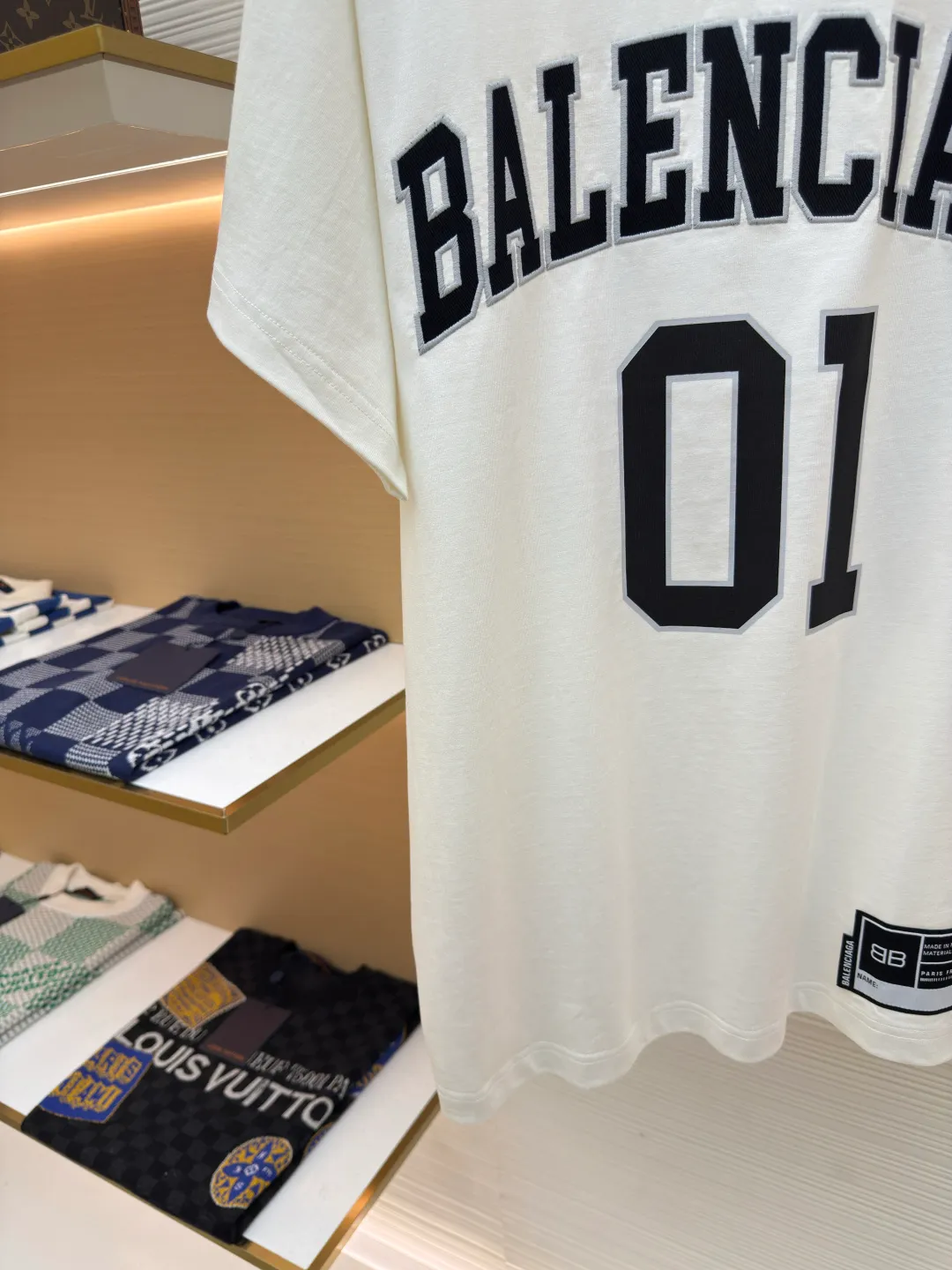 Balenciaga No. 1 jersey embroidered T-shirt ●Authentic product: 7000 purchased and developed ●Item number: 1680062-A35 ●Fabric: combed cotton plain fabric ●Technology: embroidery production ●Version: loose fit ●Weight: about 360 grams ●Size: XS-S-M-L ●Description: The fabric is made of 16s single-yarn combed cotton plain weave, with matching 1*1 horizontal machine-woven ribbing of this fabric color. The front and back panels are printed with elliptical machine screen paste, the front panel is embroidered with a domestic high-speed embroidery machine, laser burnt letter patch, 7s*7s twill contrasting color fastness 100% cotton, and the hem is a flat car color-blocked jacquard woven label. The woven label is made of white fine silk material imported from Japan. The overall wiring is straight and delicate, the fabric is comfortable and soft, and the color is consistent without color difference. It can be matched with the same style to create a fashionable look and control various occasions. Customized accessories, complete with three standards, same style for men and women!