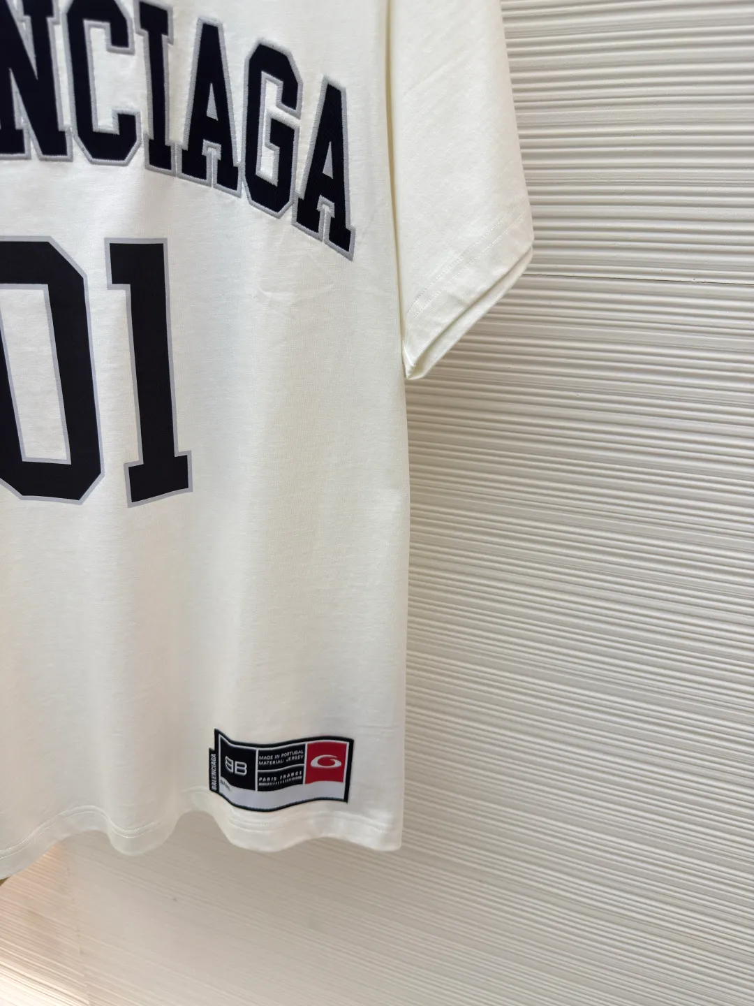 Balenciaga No. 1 jersey embroidered T-shirt ●Authentic product: 7000 purchased and developed ●Item number: 1680062-A35 ●Fabric: combed cotton plain fabric ●Technology: embroidery production ●Version: loose fit ●Weight: about 360 grams ●Size: XS-S-M-L ●Description: The fabric is made of 16s single-yarn combed cotton plain weave, with matching 1*1 horizontal machine-woven ribbing of this fabric color. The front and back panels are printed with elliptical machine screen paste, the front panel is embroidered with a domestic high-speed embroidery machine, laser burnt letter patch, 7s*7s twill contrasting color fastness 100% cotton, and the hem is a flat car color-blocked jacquard woven label. The woven label is made of white fine silk material imported from Japan. The overall wiring is straight and delicate, the fabric is comfortable and soft, and the color is consistent without color difference. It can be matched with the same style to create a fashionable look and control various occasions. Customized accessories, complete with three standards, same style for men and women!