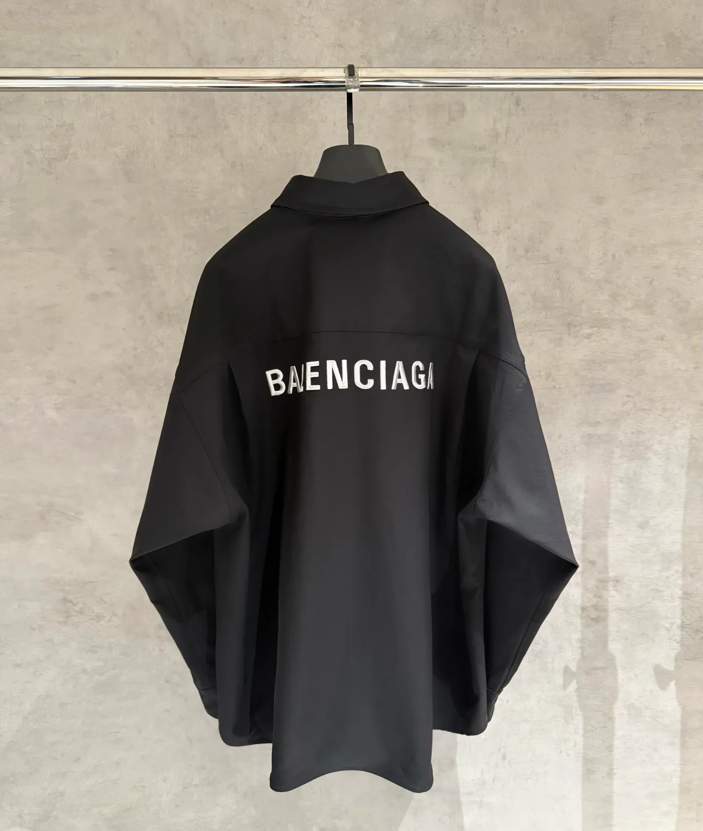 🅿️360 [Strict quality control] BALENCIAGA Balenciaga oversized outline embroidered shirt. Customized classic double-sided thick long-staple cotton Paris shirt material. The texture is visible to the naked eye. The upper body is three-dimensional and stylish. It is close-fitting, comfortable and soft. The left breast pocket on the front panel is decorated with Balenciaga embroidery on the back panel to make the stereotype of the shirt trendy and lively. It has both spontaneity and relaxation. It conveys a sense of high-end and fashion is born from this. Black and white 2 colors Size: M-2XL