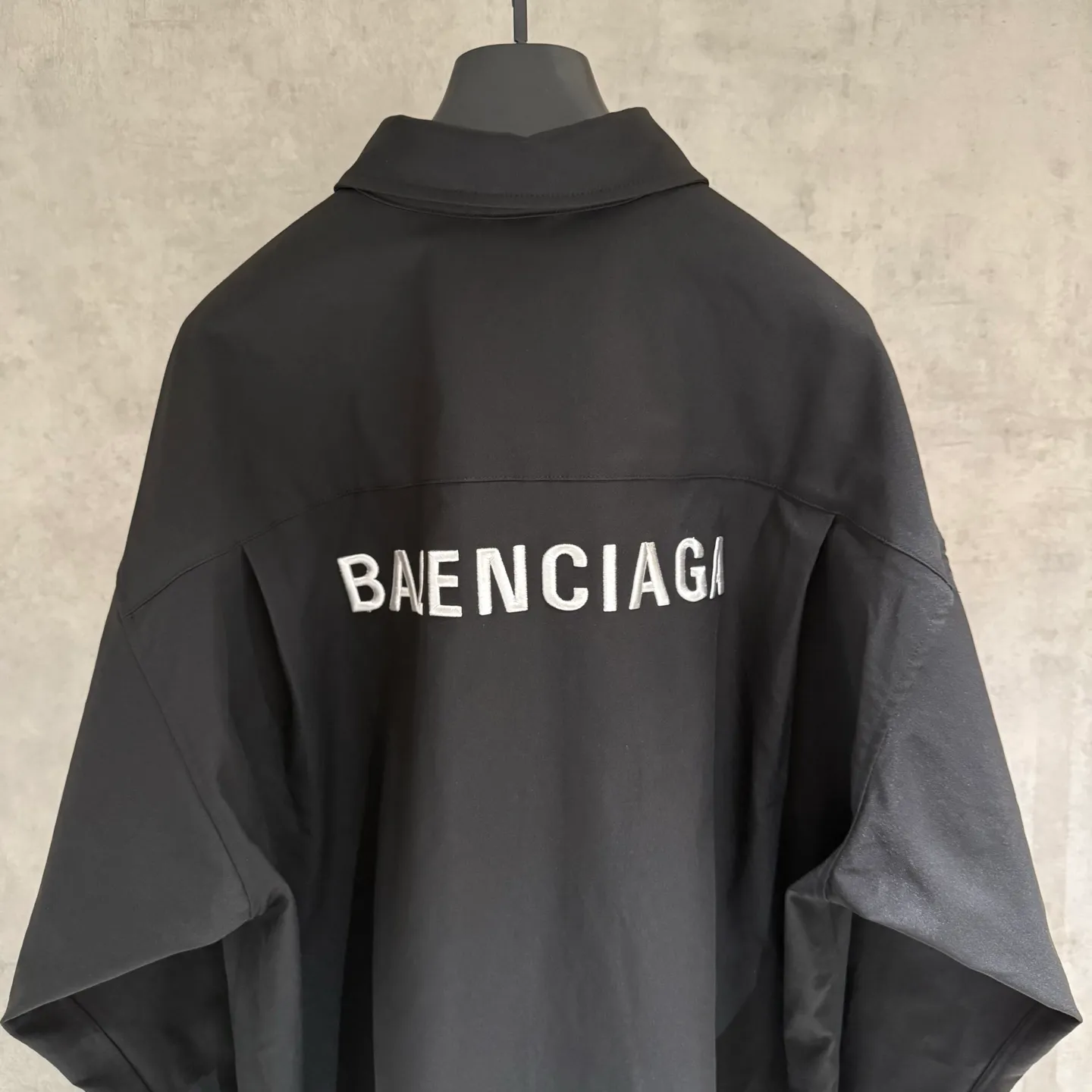 🅿️360 [Strict quality control] BALENCIAGA Balenciaga oversized outline embroidered shirt. Customized classic double-sided thick long-staple cotton Paris shirt material. The texture is visible to the naked eye. The upper body is three-dimensional and stylish. It is close-fitting, comfortable and soft. The left breast pocket on the front panel is decorated with Balenciaga embroidery on the back panel to make the stereotype of the shirt trendy and lively. It has both spontaneity and relaxation. It conveys a sense of high-end and fashion is born from this. Black and white 2 colors Size: M-2XL