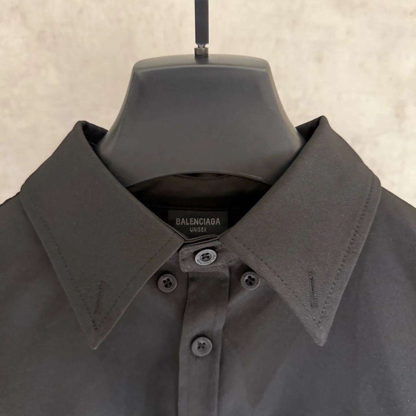🅿️360 [Strict quality control] BALENCIAGA Balenciaga oversized outline embroidered shirt. Customized classic double-sided thick long-staple cotton Paris shirt material. The texture is visible to the naked eye. The upper body is three-dimensional and stylish. It is close-fitting, comfortable and soft. The left breast pocket on the front panel is decorated with Balenciaga embroidery on the back panel to make the stereotype of the shirt trendy and lively. It has both spontaneity and relaxation. It conveys a sense of high-end and fashion is born from this. Black and white 2 colors Size: M-2XL