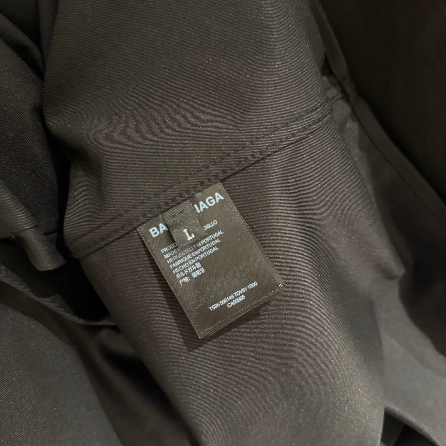 🅿️360 [Strict quality control] BALENCIAGA Balenciaga oversized outline embroidered shirt. Customized classic double-sided thick long-staple cotton Paris shirt material. The texture is visible to the naked eye. The upper body is three-dimensional and stylish. It is close-fitting, comfortable and soft. The left breast pocket on the front panel is decorated with Balenciaga embroidery on the back panel to make the stereotype of the shirt trendy and lively. It has both spontaneity and relaxation. It conveys a sense of high-end and fashion is born from this. Black and white 2 colors Size: M-2XL