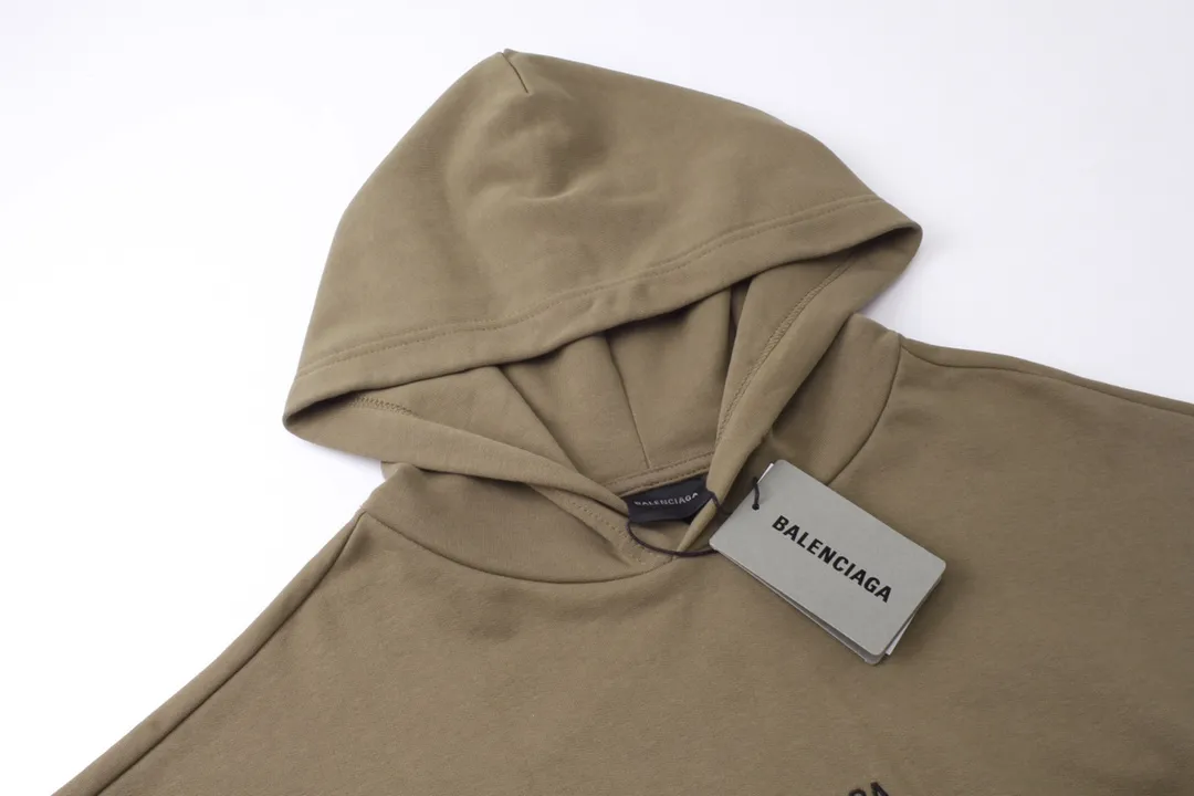 🅿️300 Detailed picture [Top version. Official website quality] BALENCI*GA/Paris#Classic model. Classic letter embroidered long-sleeved hooded sweatshirt on the front and back. 2023 autumn and winter brick cabinet synchronization.                       The fabric is made of Paris ZP custom-woven and dyed cotton double yarn David coat. The weight is 450 grams. The cloth surface is clean. The cloth pattern is clear, soft and comfortable. The threads are dyed with no color difference. The classic letters are embroidered with an imported Tajima embroidery machine. The letters are clear and the effect is three-dimensional, restoring the brick cabinet. The version adopts the OS loose shoulder style. The same style for men and women. Coding: BL238039 Color: black, ash, purple, khaki, off-white Size: XS S M L