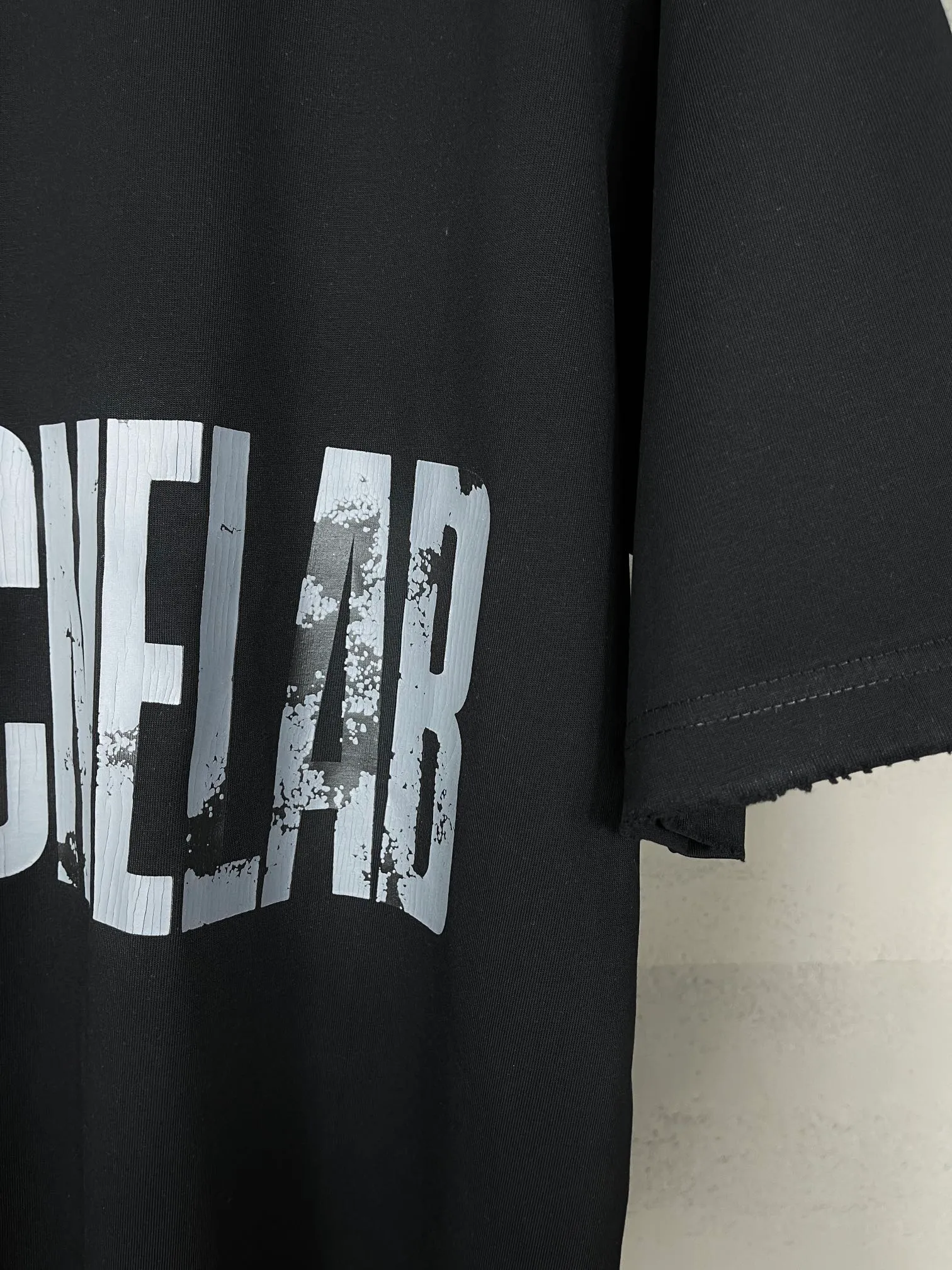 🅿️180 real photos [Top version. Official website quality] BALENCI*GA/Paris. SS24 latest model, Paris anti-letter art destruction crack print short-sleeved T-shirt. Brick cabinet synchronization. Genuine product development at the first time, happy to print and compare! The fabric is made of Paris ZP custom-woven and dyed cotton double yarn. Weighing 260 grams, the cloth surface is clean. The cloth pattern is clear, soft and comfortable. The threads are dyed with no color difference. The printing uses environmentally friendly imported materials. The letters are clear and the effect is three-dimensional. The version adopts OS loose shoulder design. Same style for men and women. Code: BL223398 Color: black, white Size: XS S M L